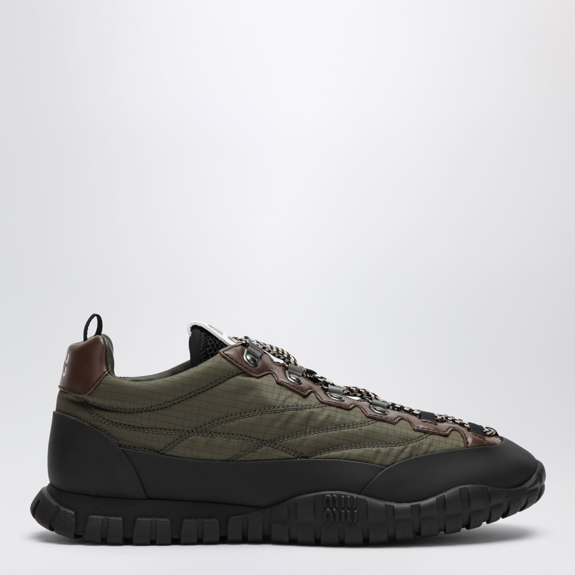 Sneakers aus technischem Ripstop-Gewebe in Militärgrün