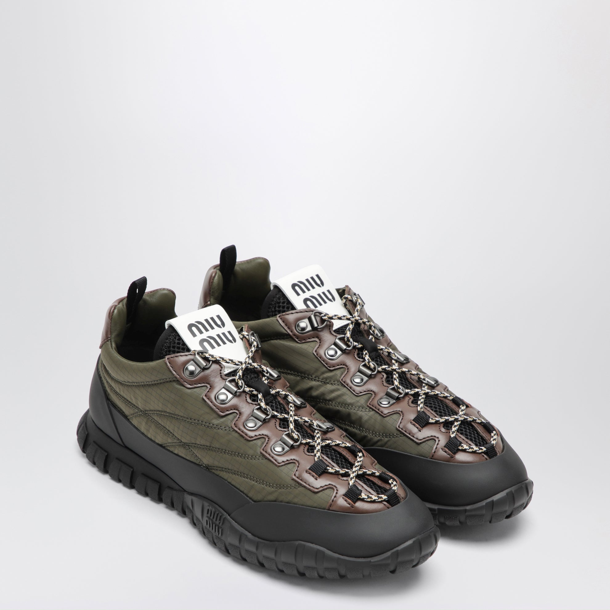 Sneakers aus technischem Ripstop-Gewebe in Militärgrün