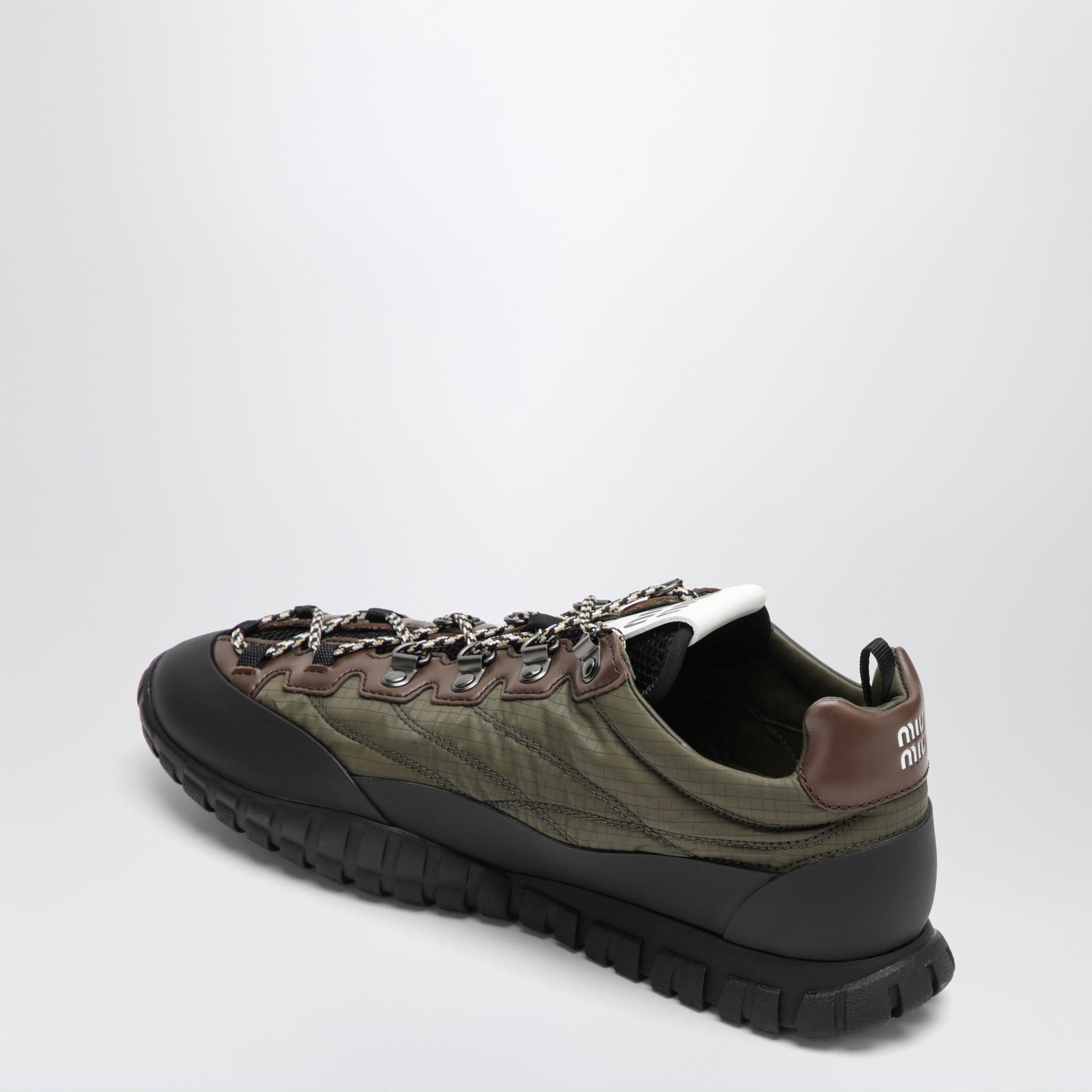 Sneakers aus technischem Ripstop-Gewebe in Militärgrün