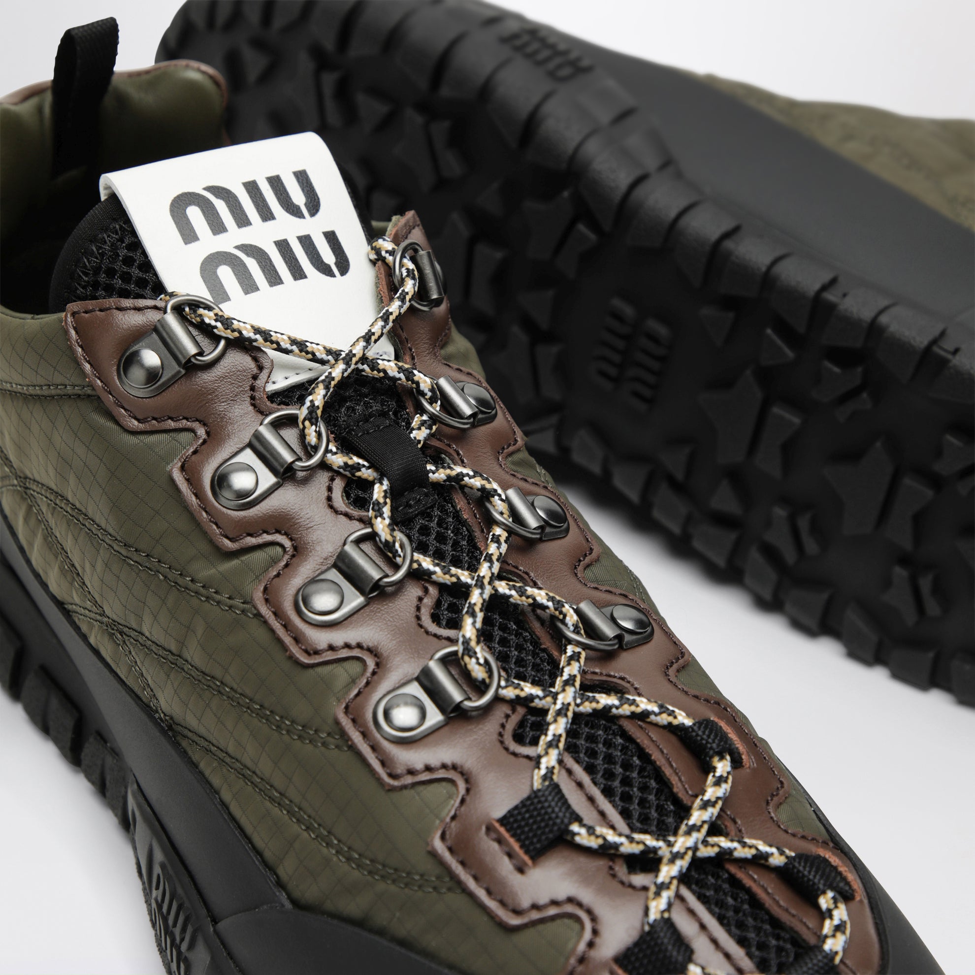 Sneakers aus technischem Ripstop-Gewebe in Militärgrün