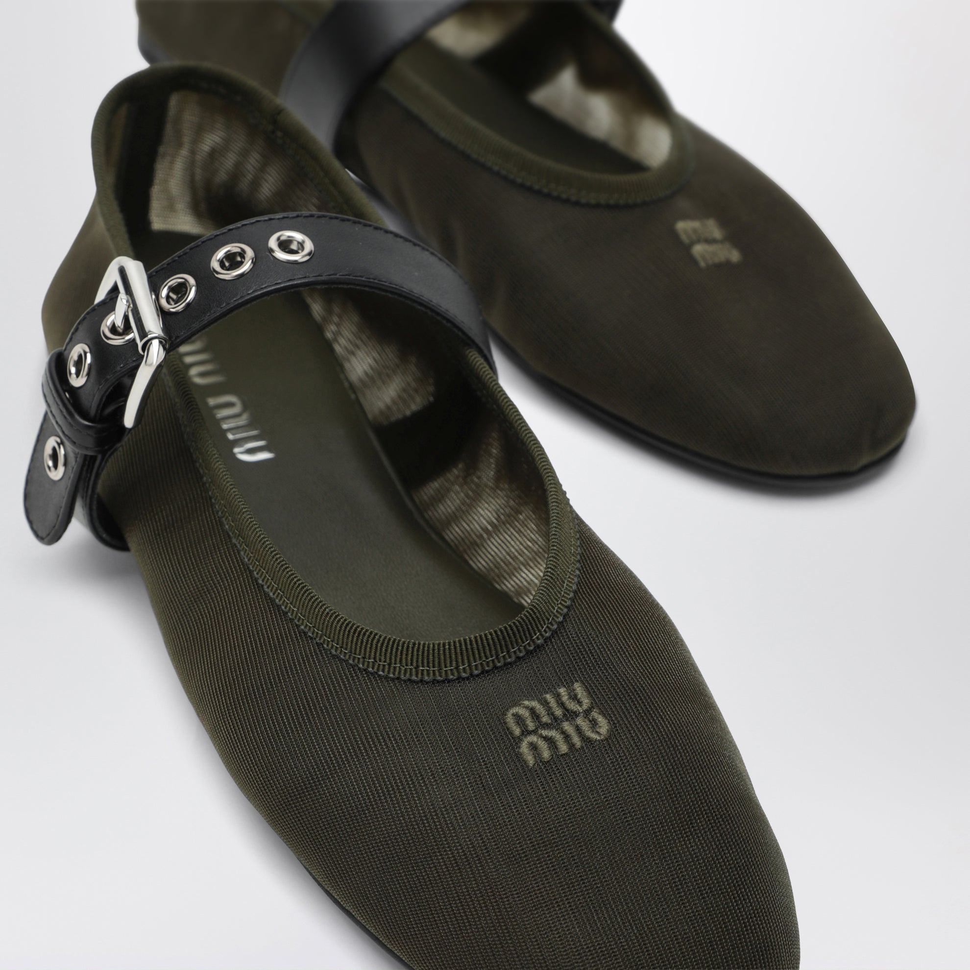 Ballerine con fibbia verde oliva in tessuto