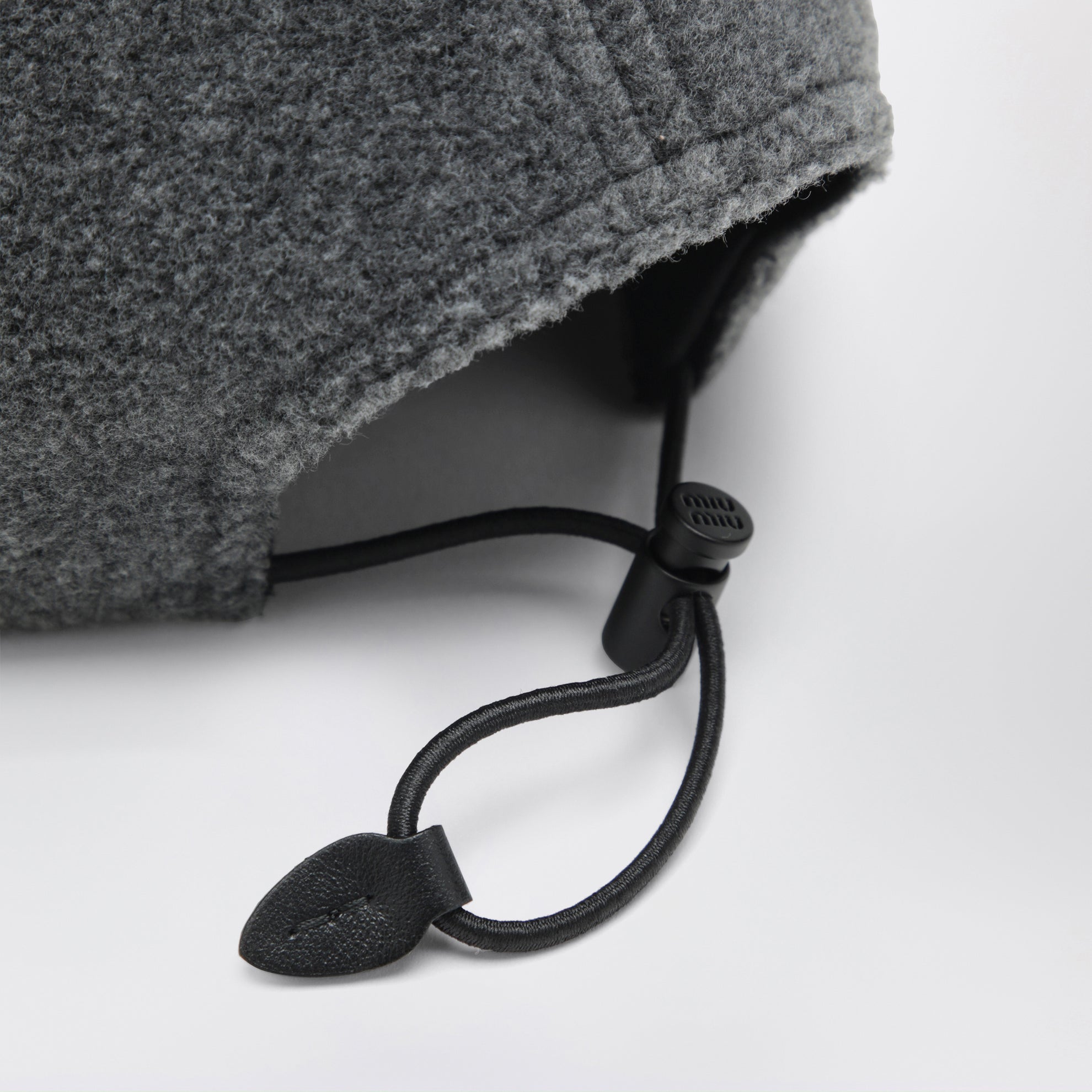Cappello da baseball grigio in pile