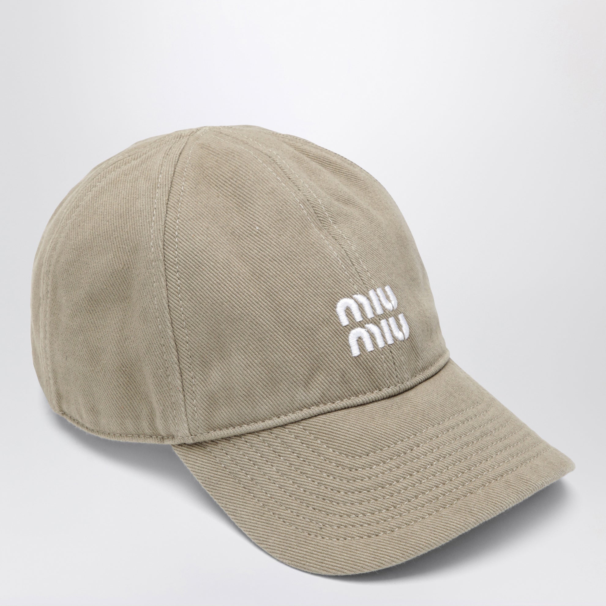 Washed denim baseball cap in beige and burgundy