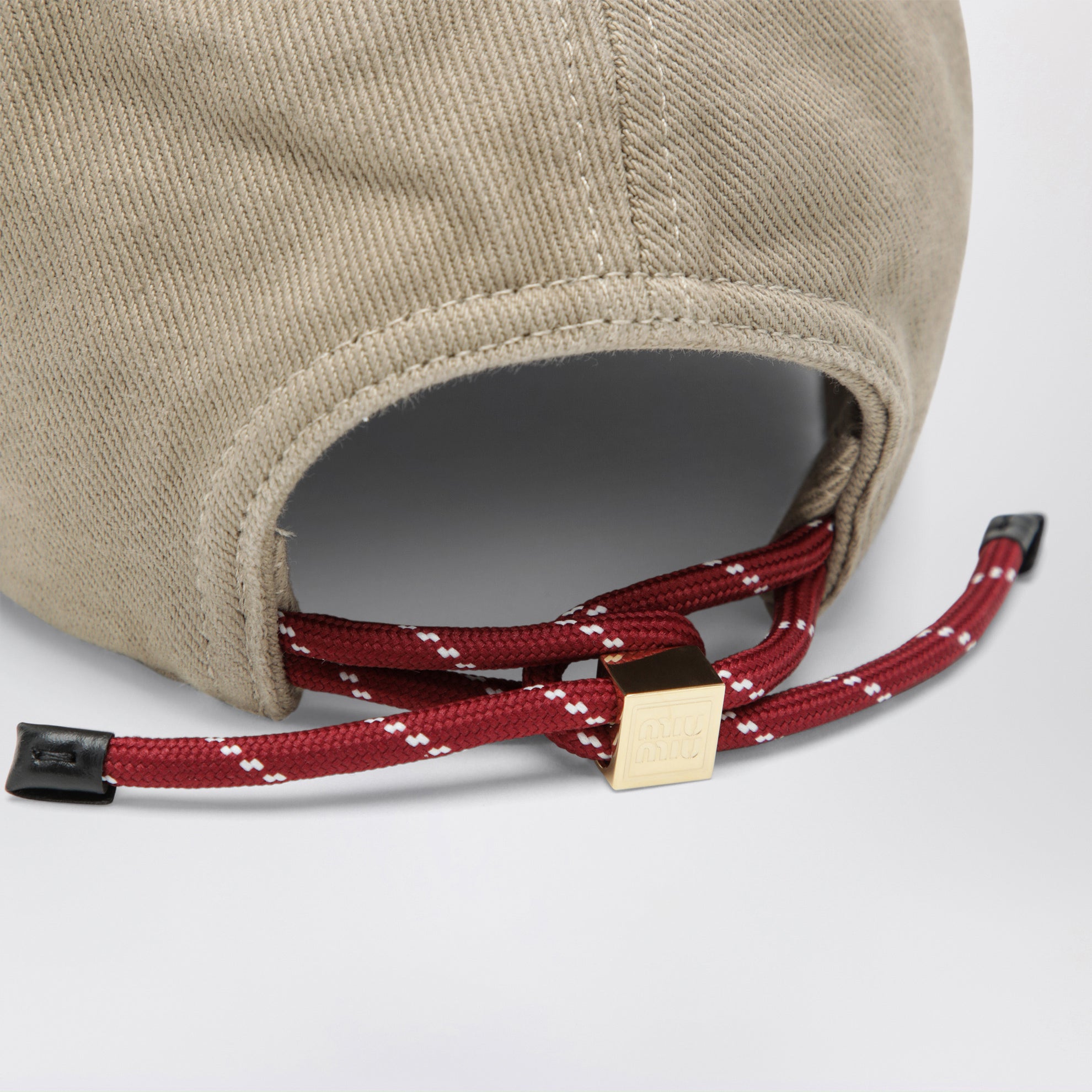 Washed denim baseball cap in beige and burgundy