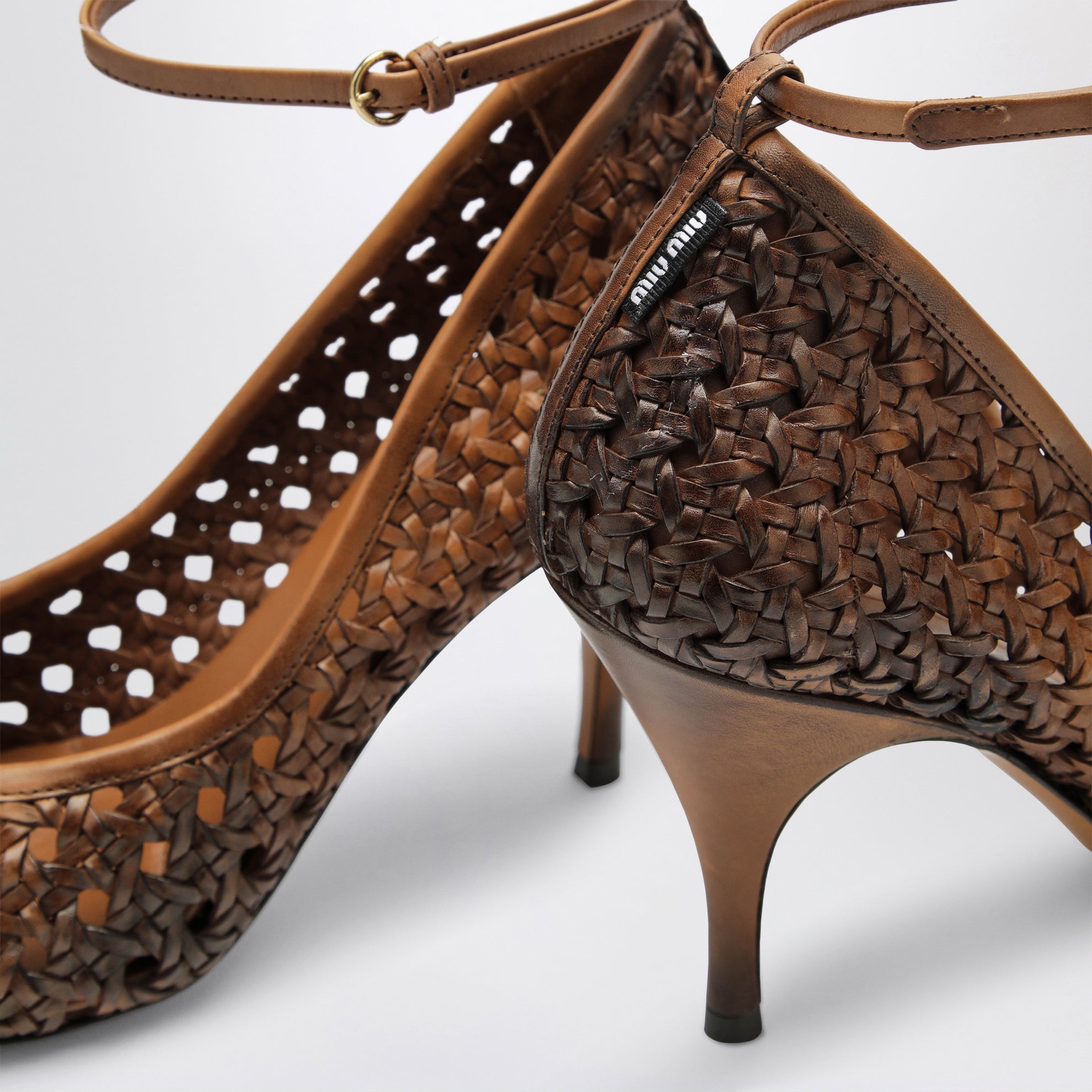Décolleté in pelle intrecciata color Cognac
