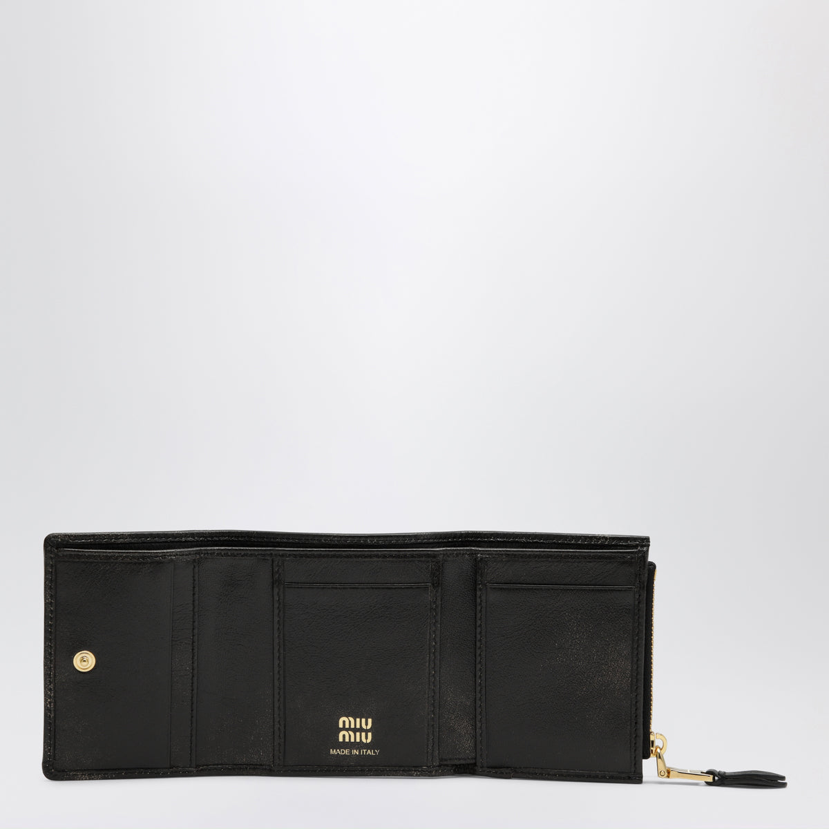 Coffee-coloured three-compartment wallet with a vintage look