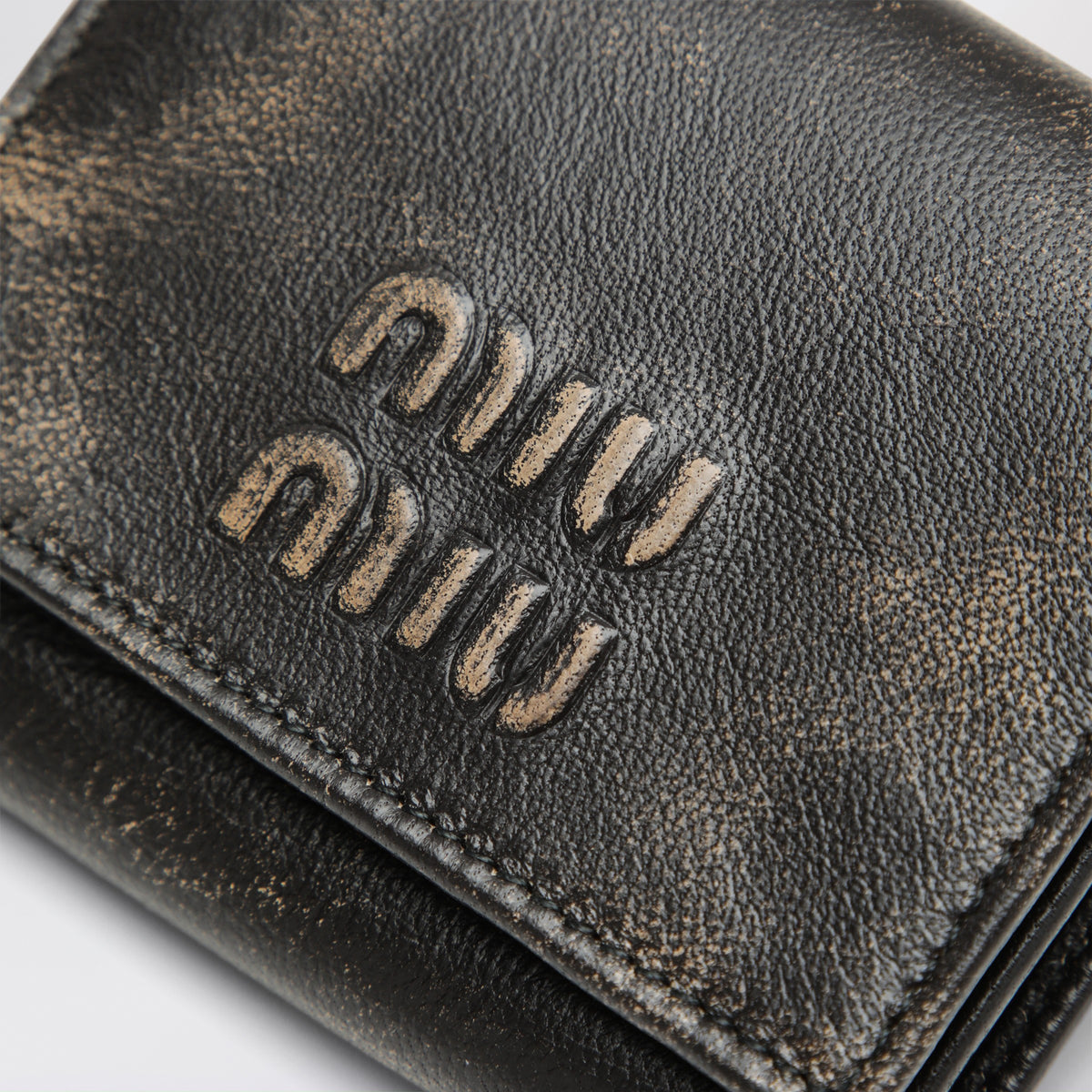 Coffee-coloured three-compartment wallet with a vintage look