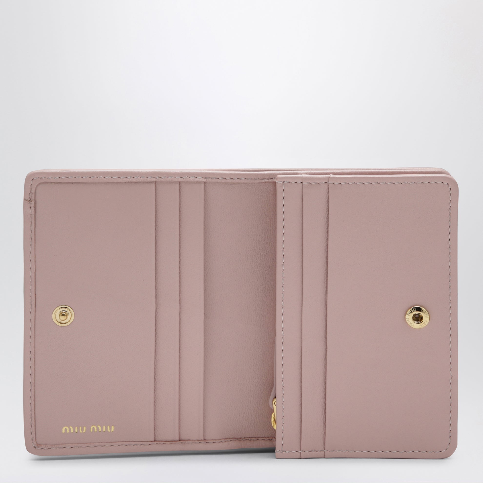 Compact wallet in matelassé nappa leather, Alabaster