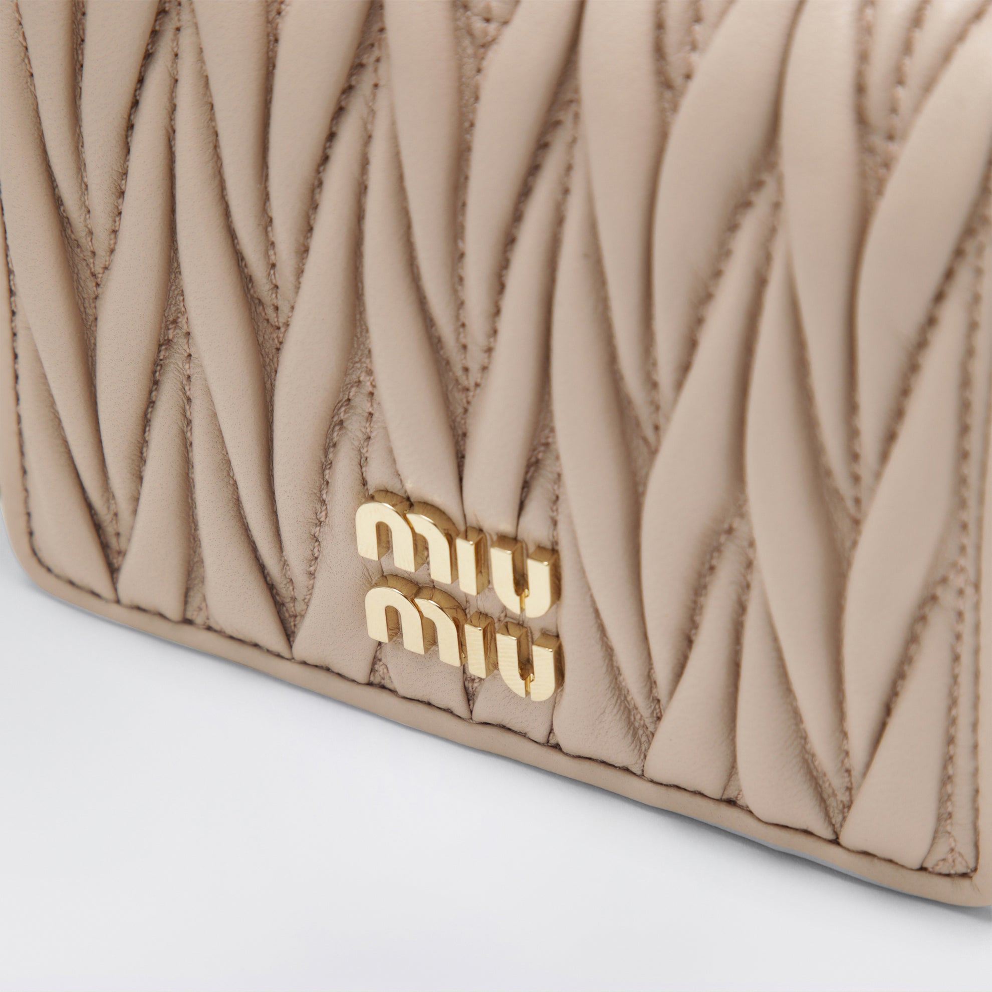 Portefeuille en cuir nappa matelassé couleur rose poudré