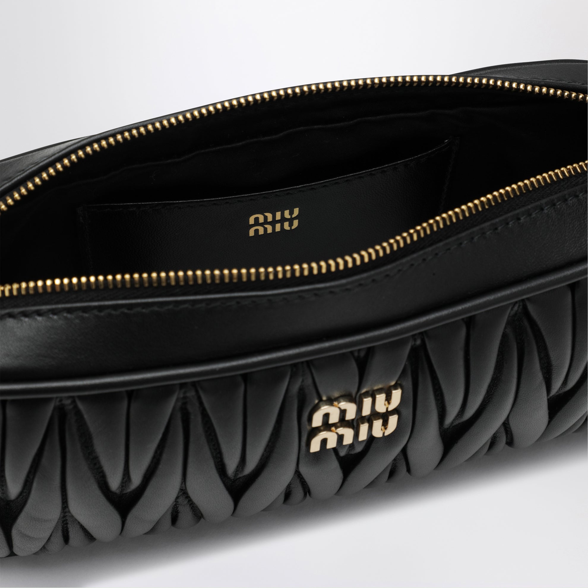 Pochette en cuir nappa matelassé noir