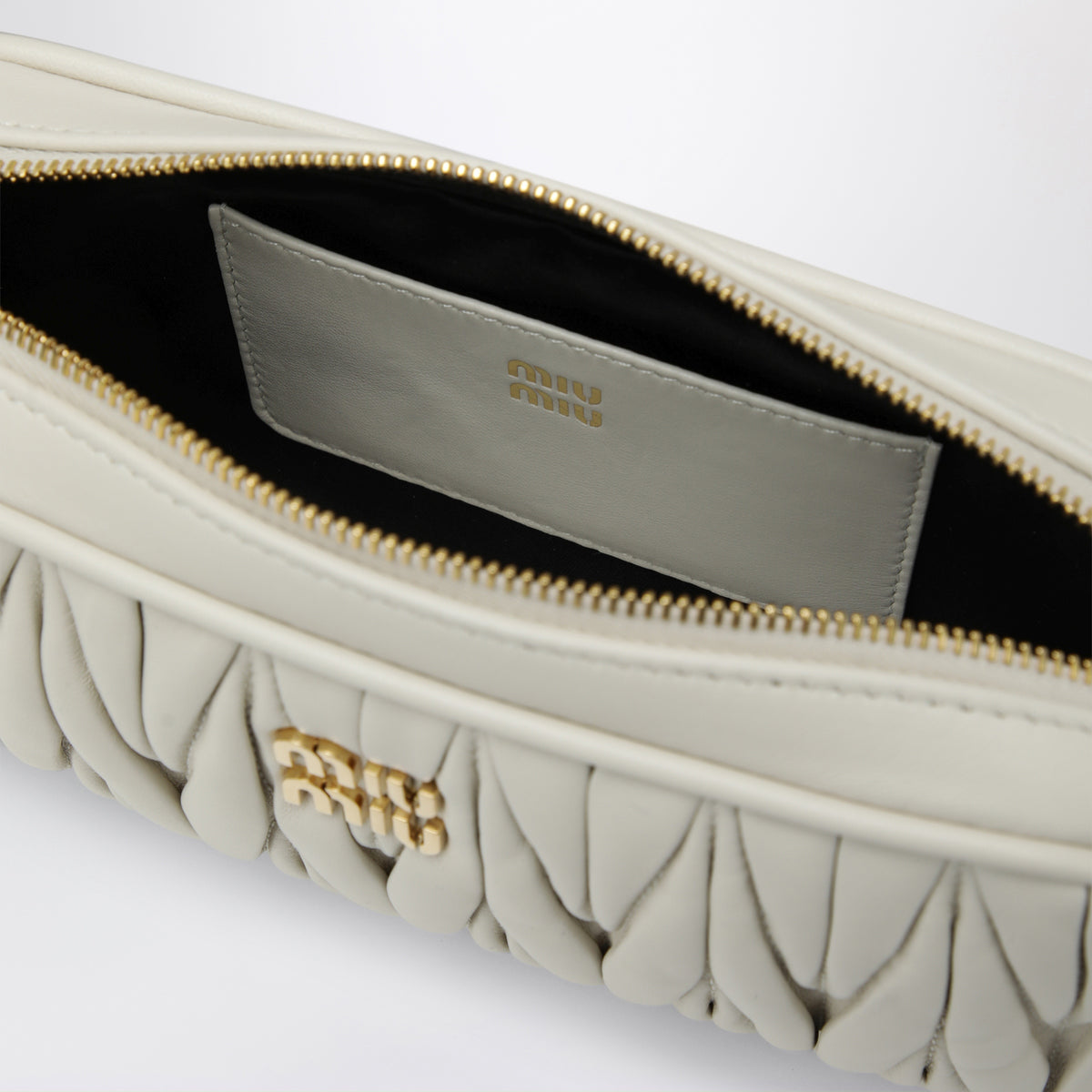 Pochette blanche en cuir nappa matelassé