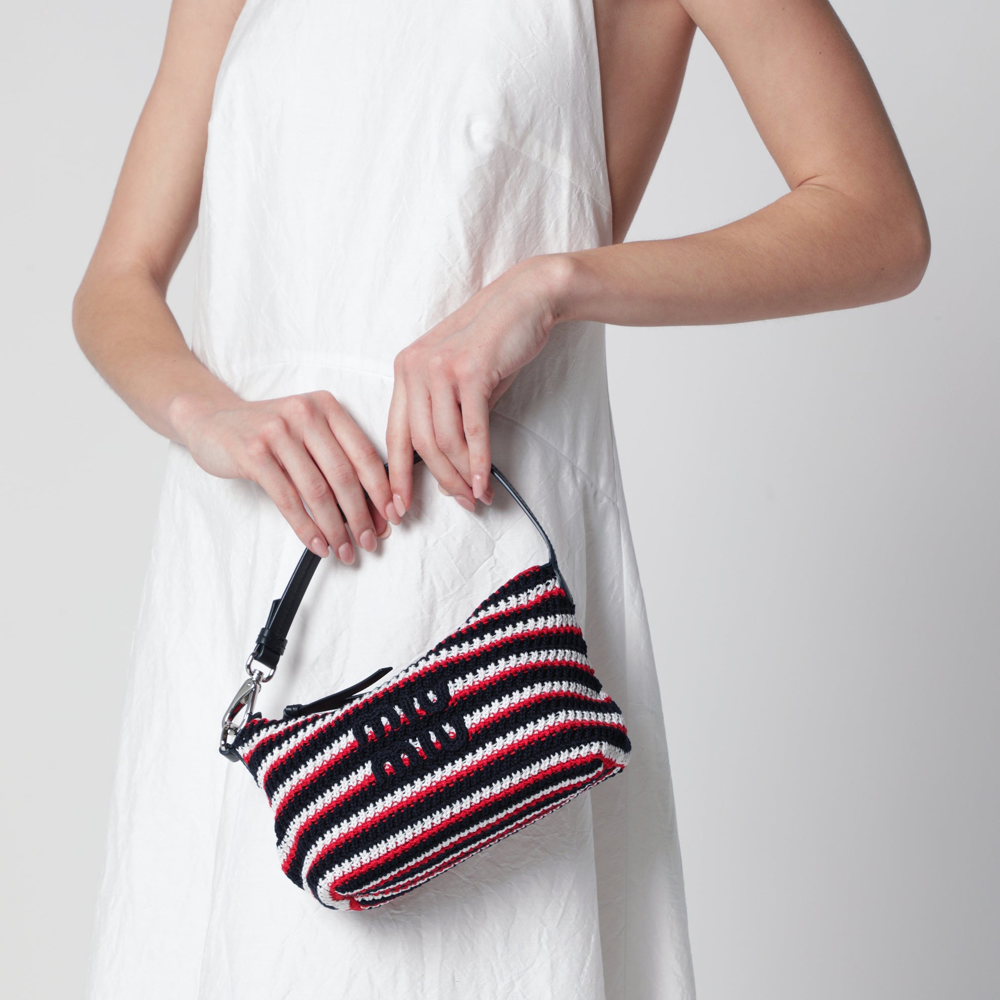 Pouch a righe in crochet di cotone blu e rosso