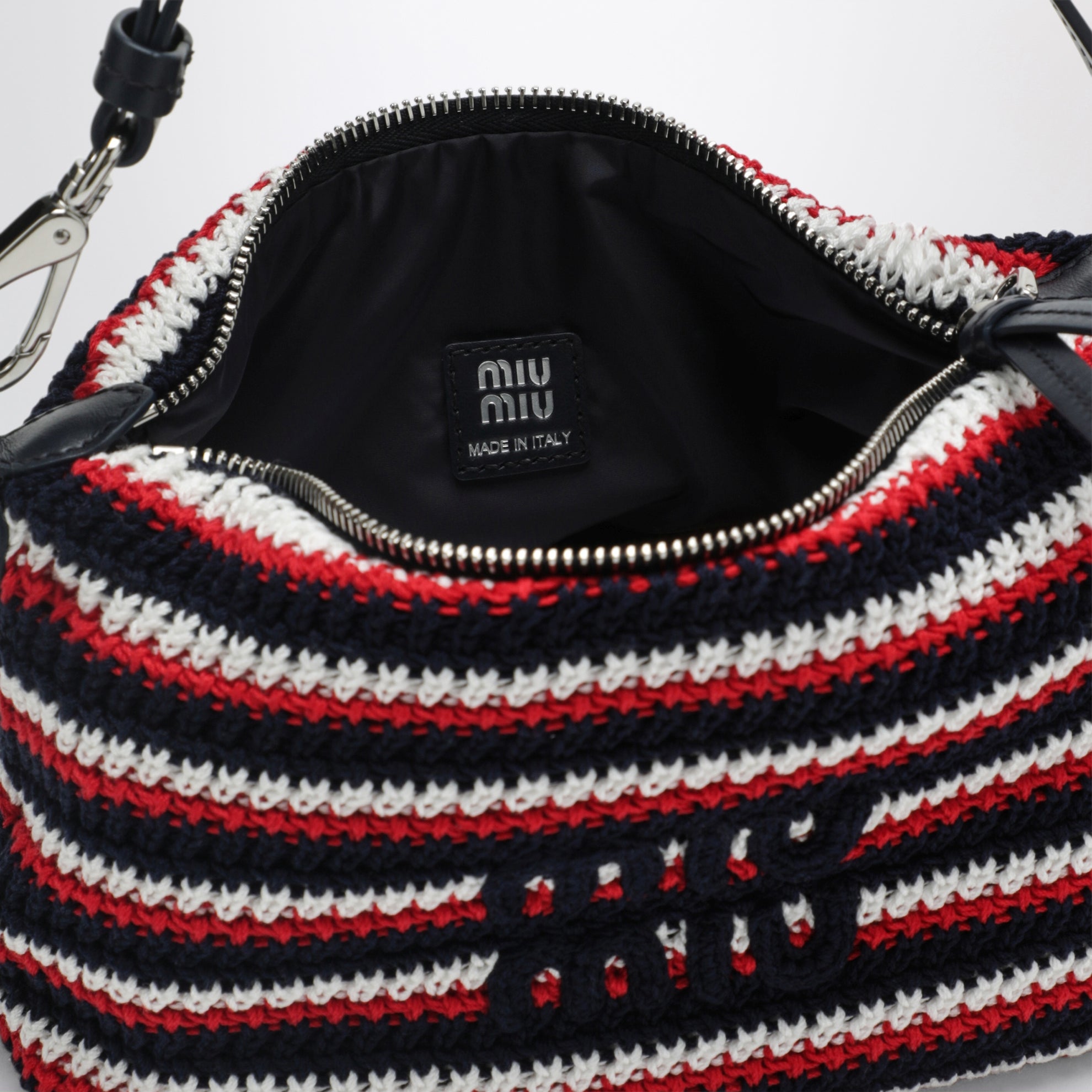 Pouch a righe in crochet di cotone blu e rosso