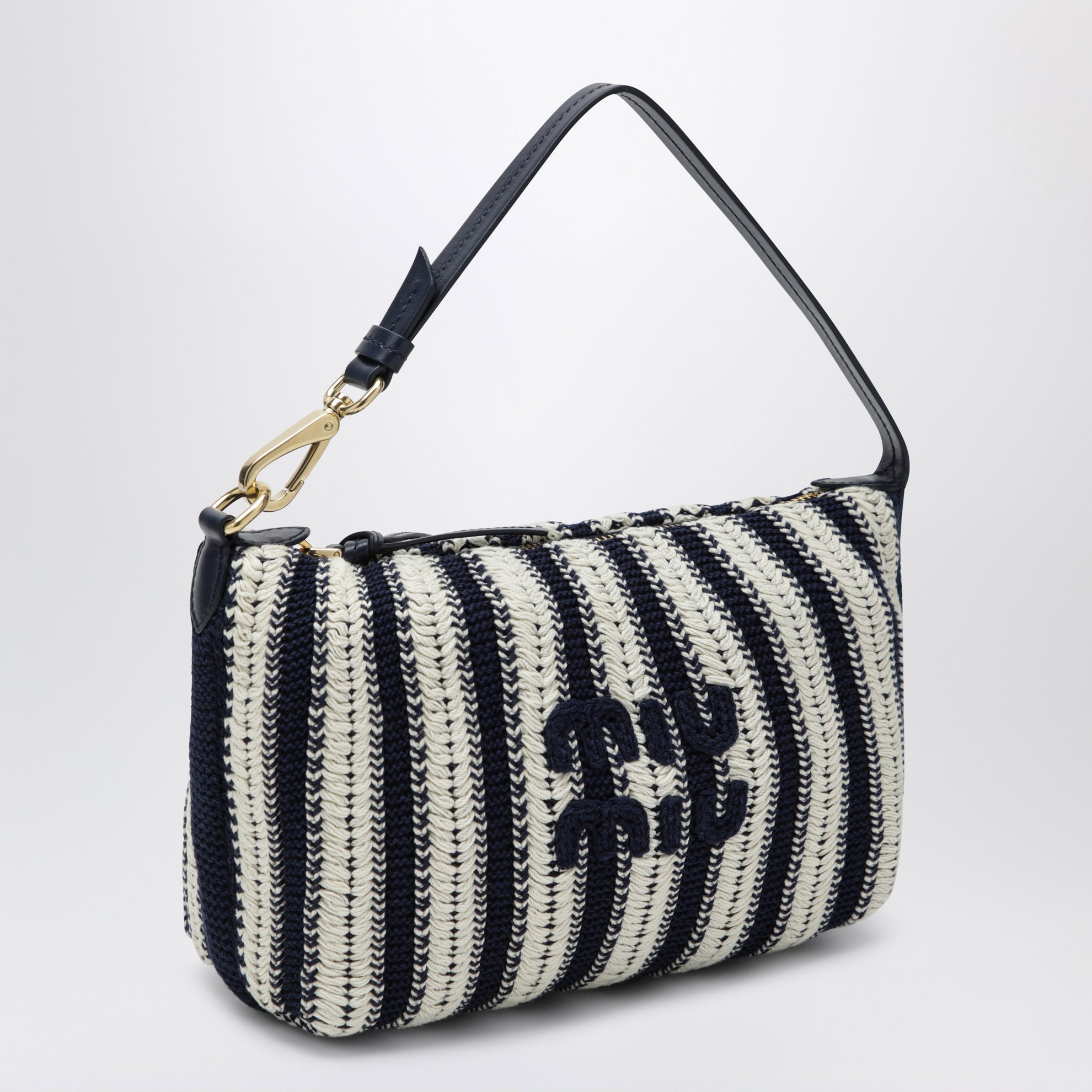 Pouch aus Häkel-Baumwolle und Leder in Blau/Ecru
