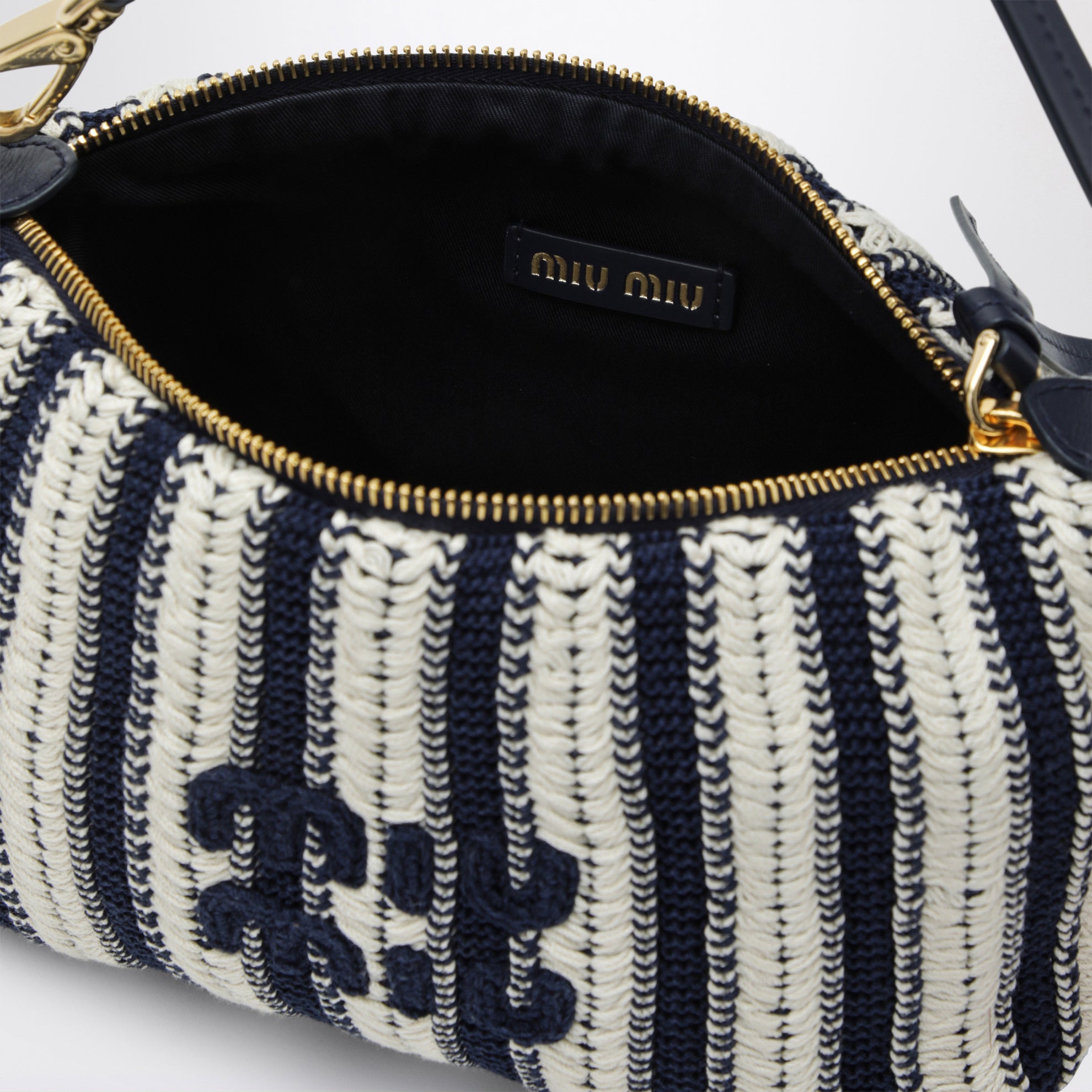 Pouch aus Häkel-Baumwolle und Leder in Blau/Ecru