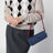 Pochette en gabardine de coton indigo et amaranto