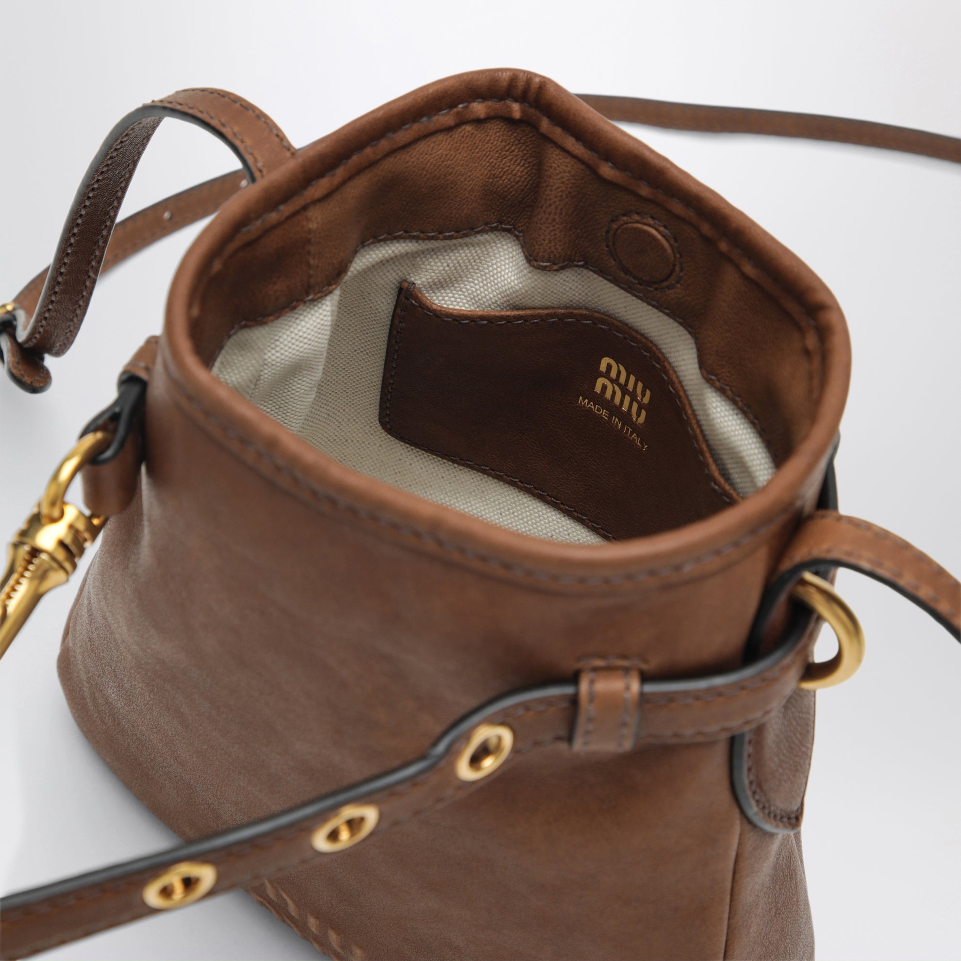 Pochette en cuir nappa couleur chêne