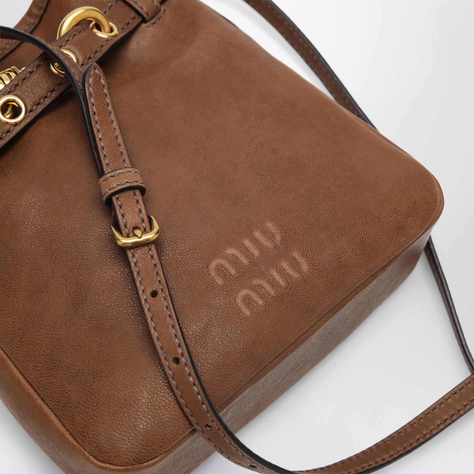 Pochette en cuir nappa couleur chêne