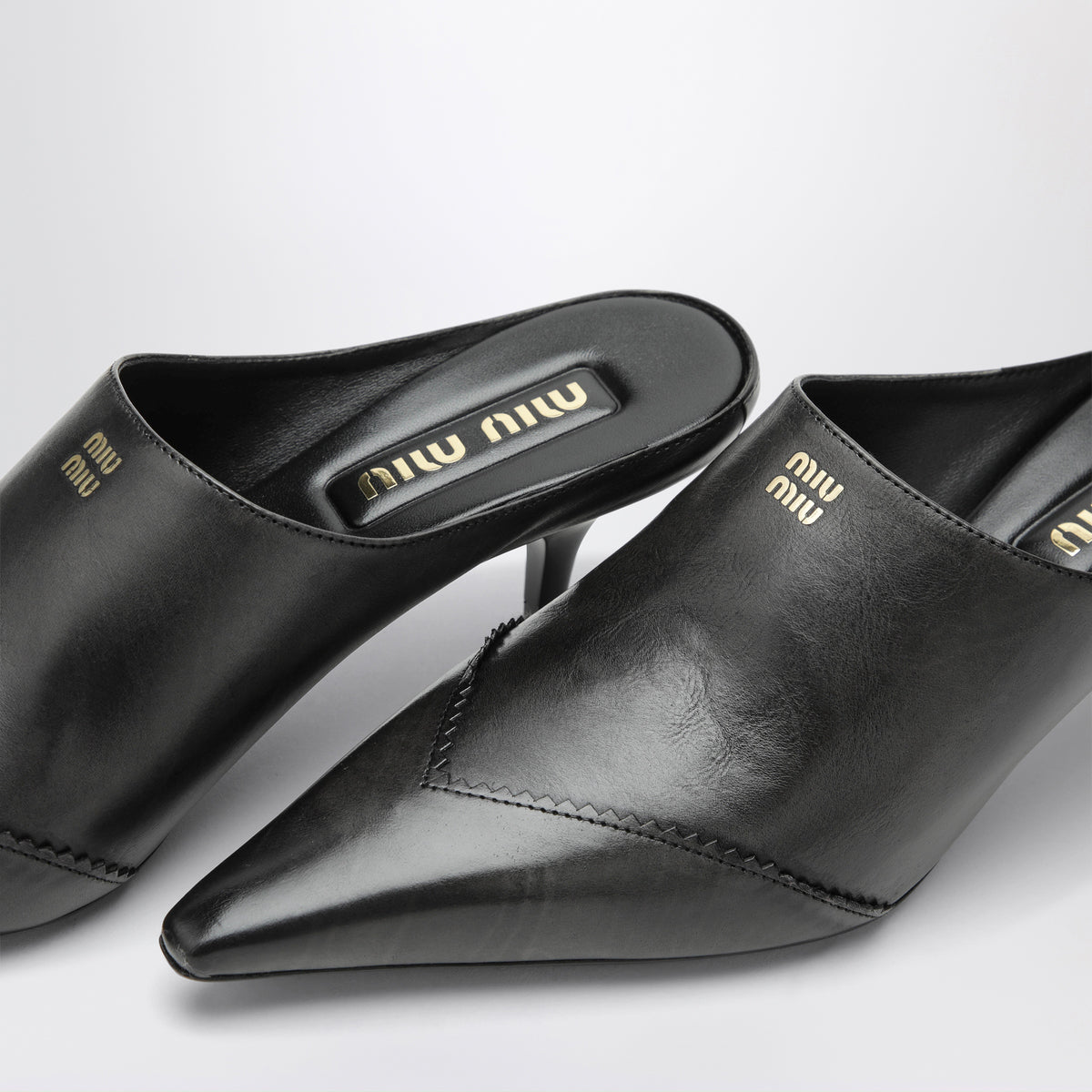 Schwarze Mules aus Leder mit Absatz