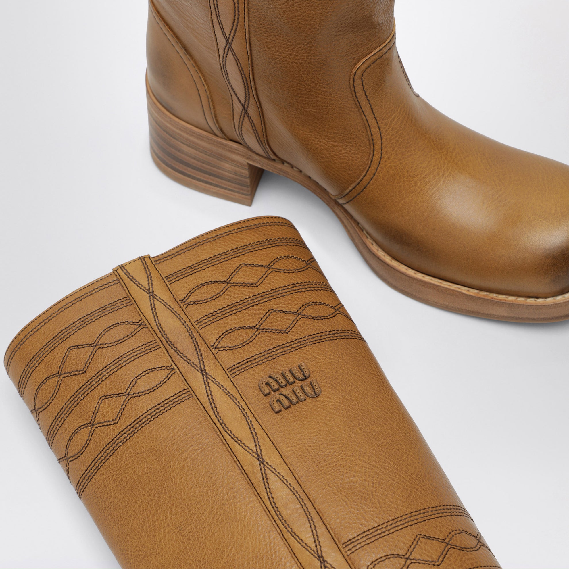 Bestickte Lederstiefel in Cuoio