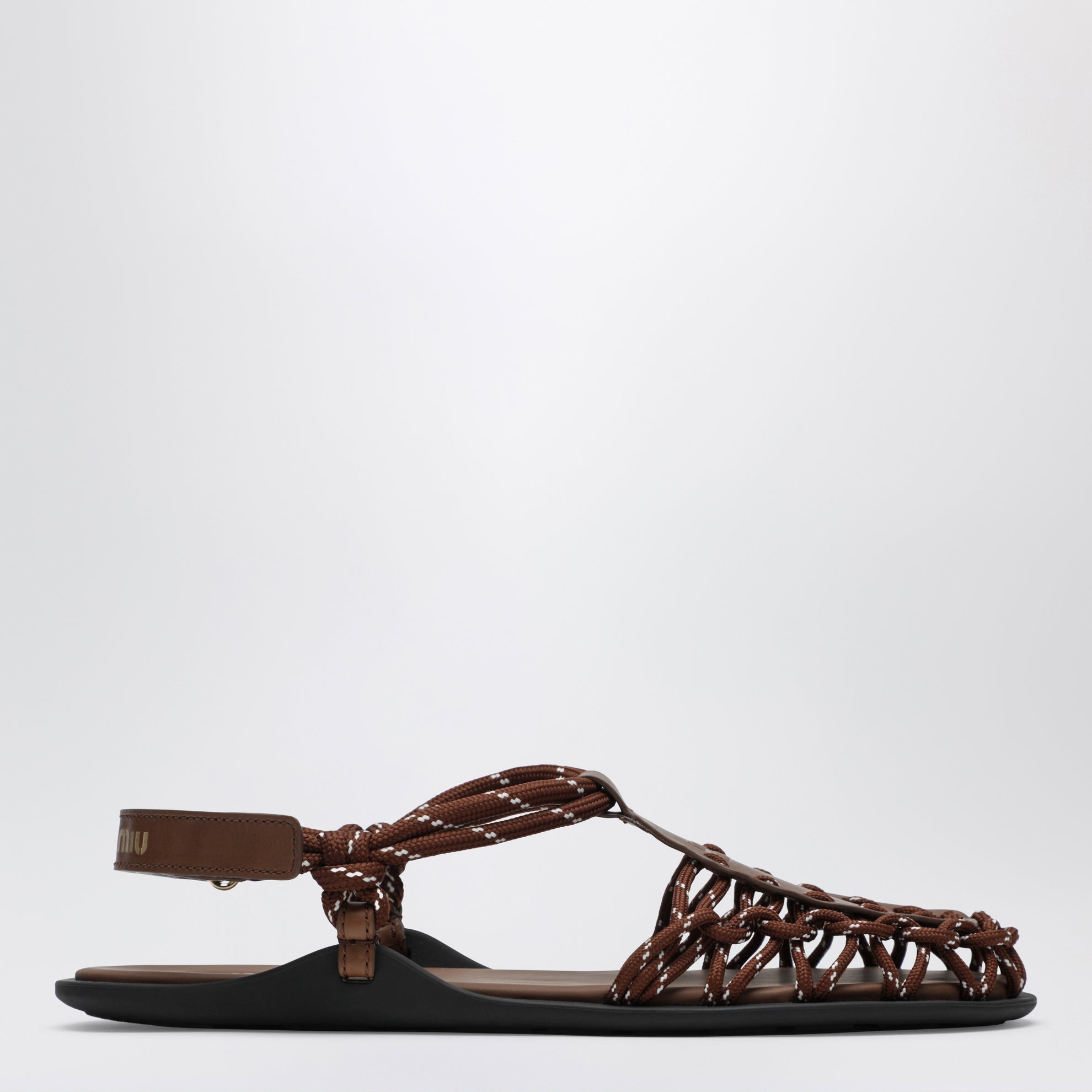Sandalen in Haselnuss/Tabak aus Leder und Band