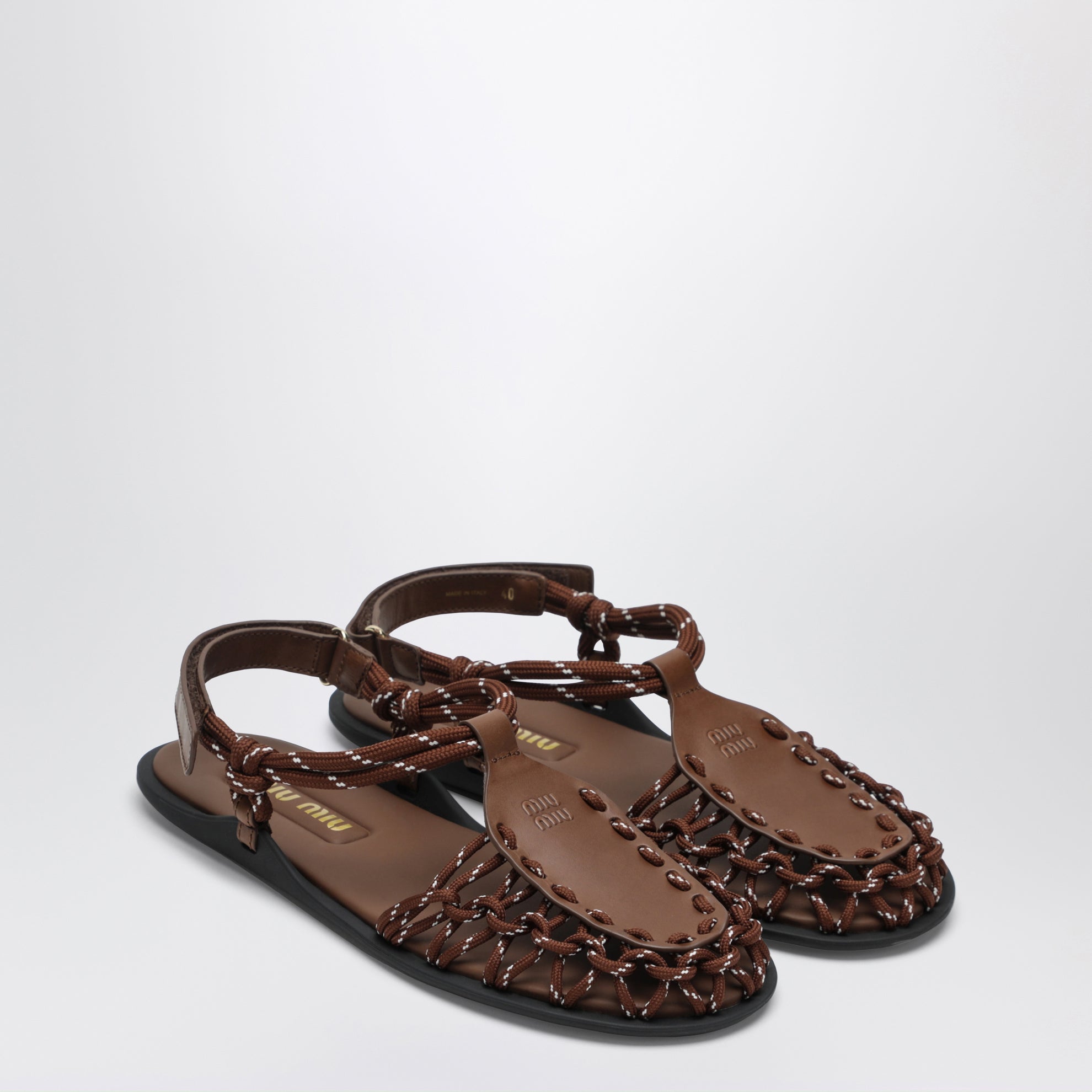 Sandalen in Haselnuss/Tabak aus Leder und Band