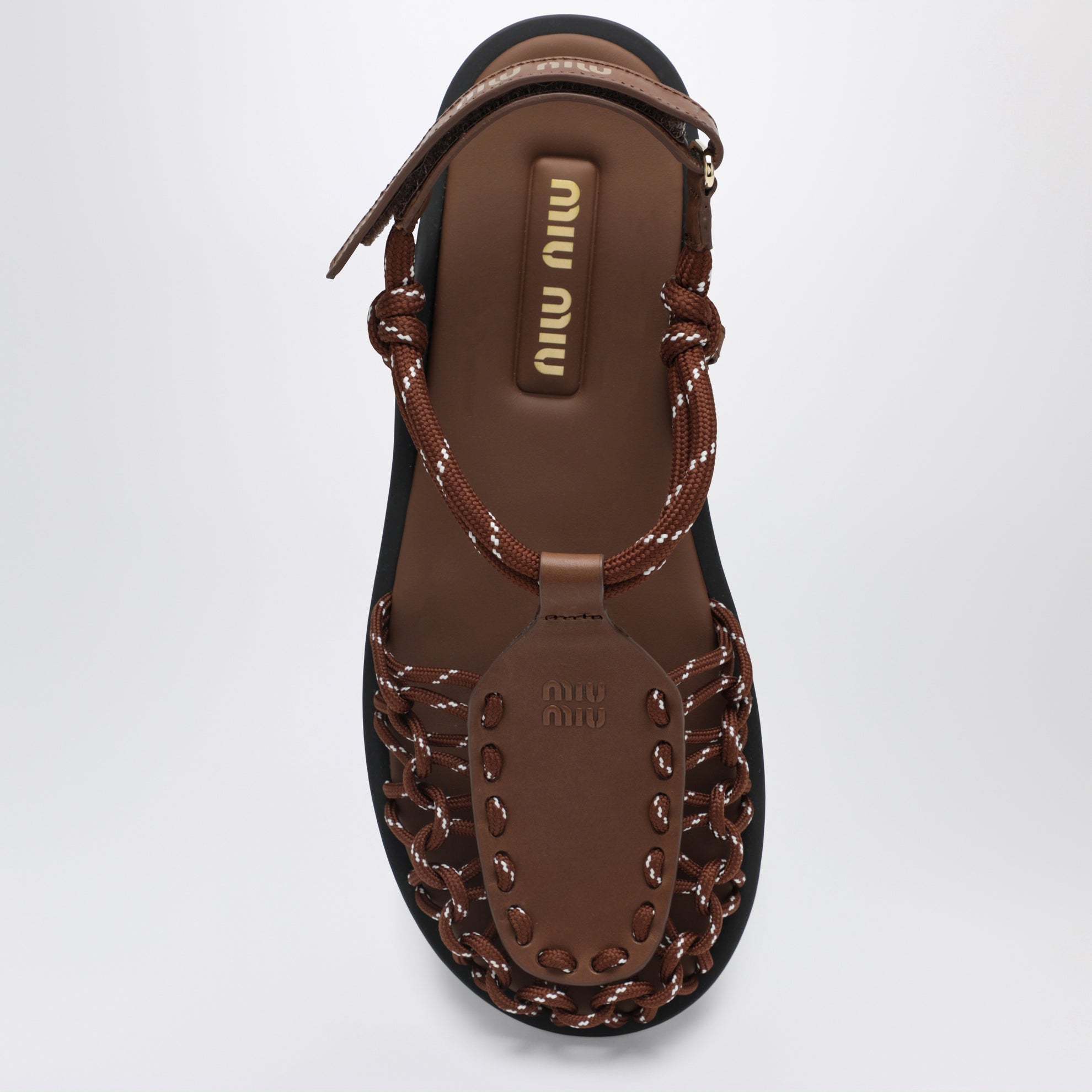 Sandalen in Haselnuss/Tabak aus Leder und Band