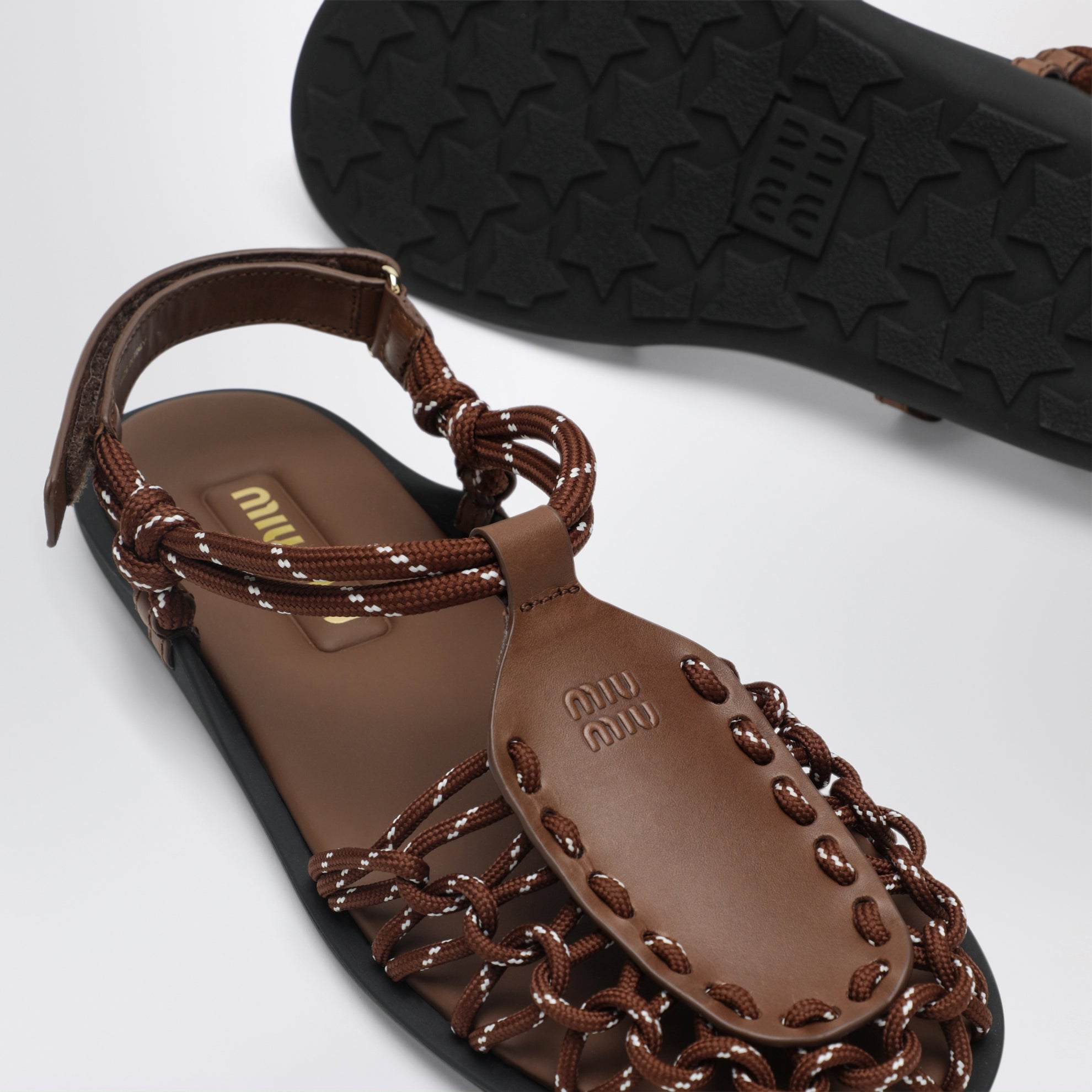 Sandalen in Haselnuss/Tabak aus Leder und Band
