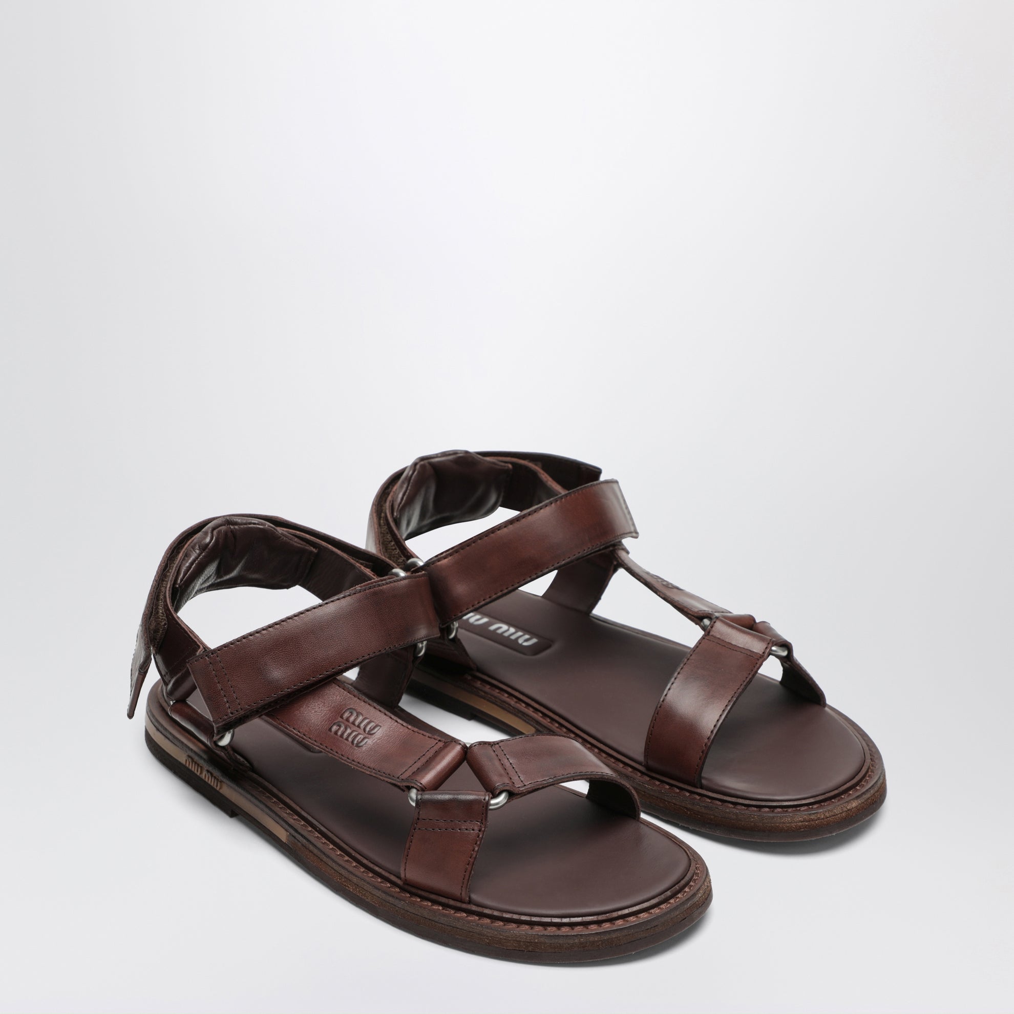 Sandales en cuir couleur café