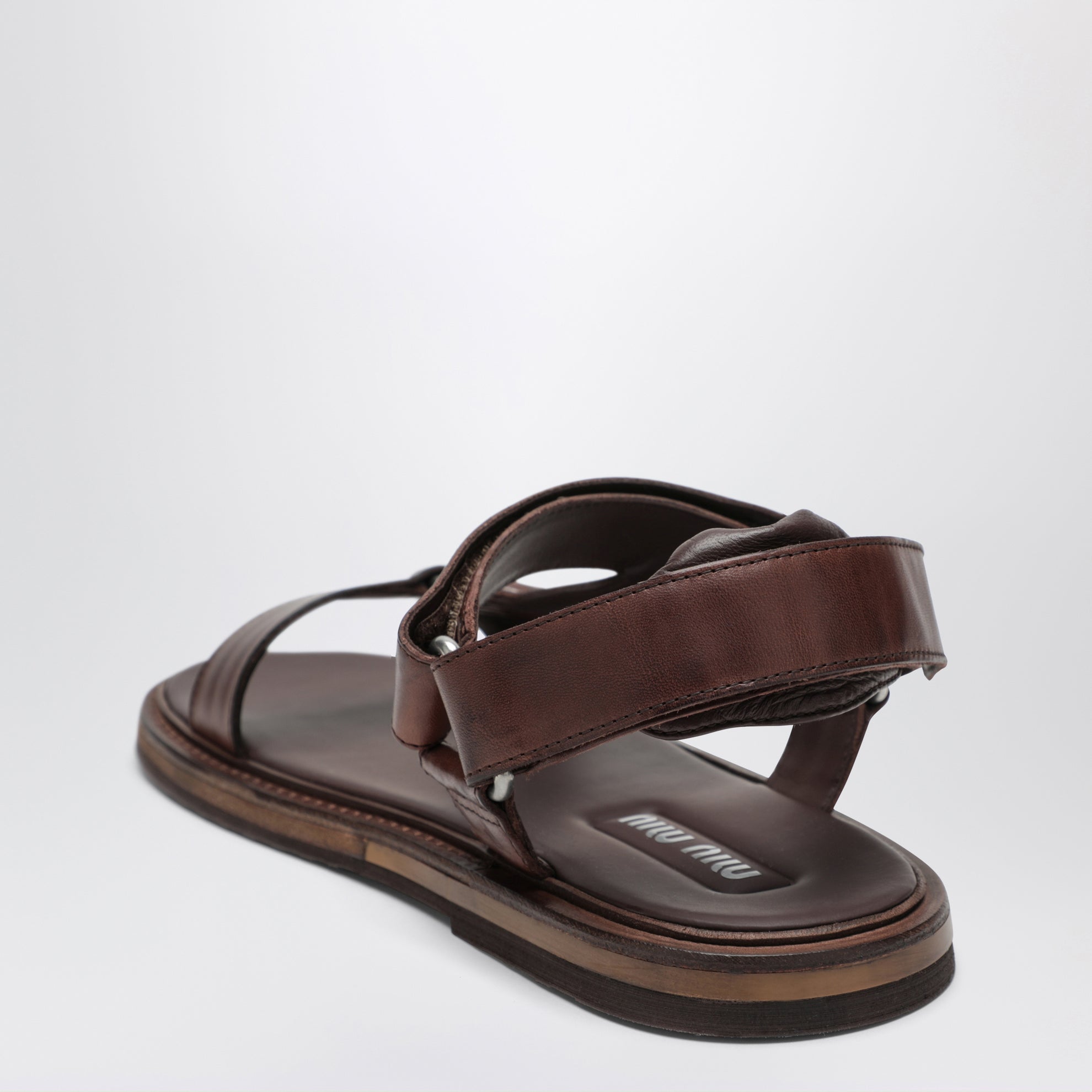 Sandales en cuir couleur café