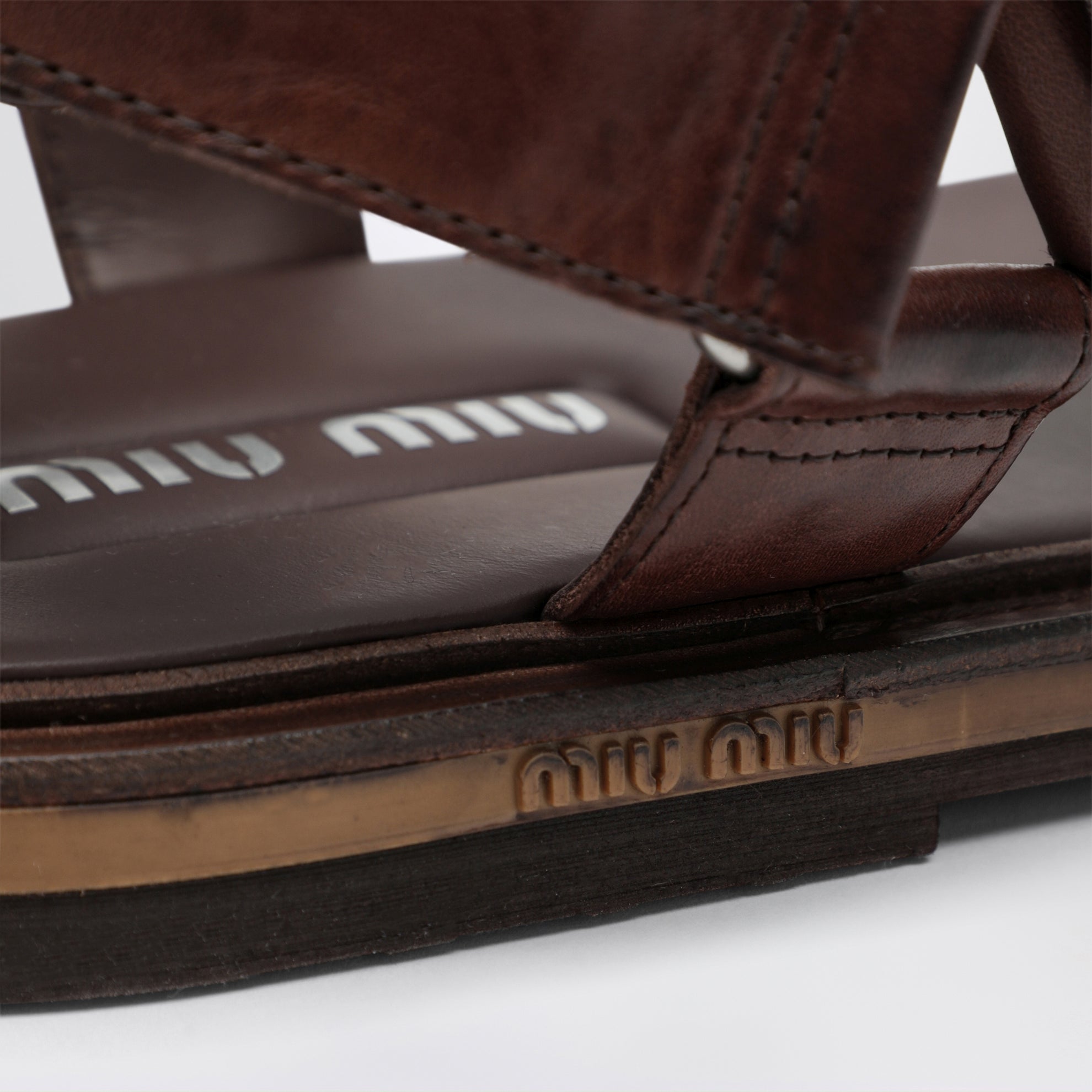 Sandales en cuir couleur café