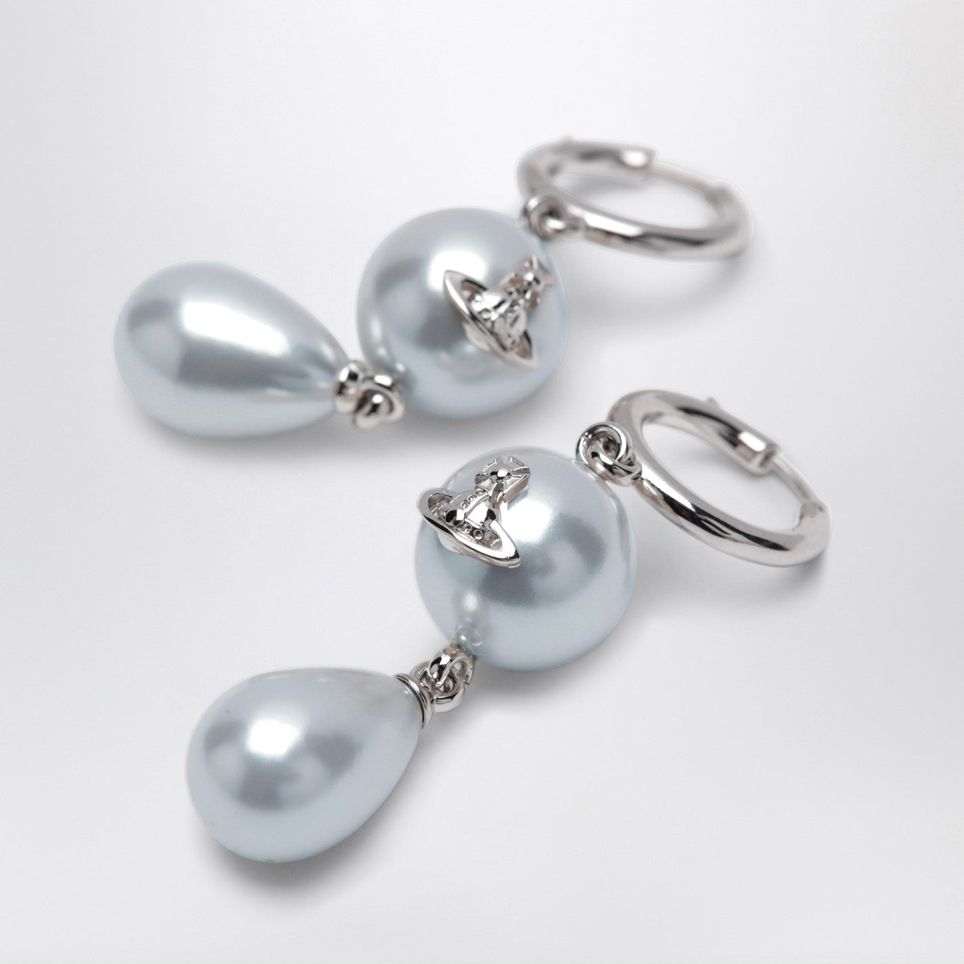 Martha-Ohrringe mit Perle und Orb-Logo