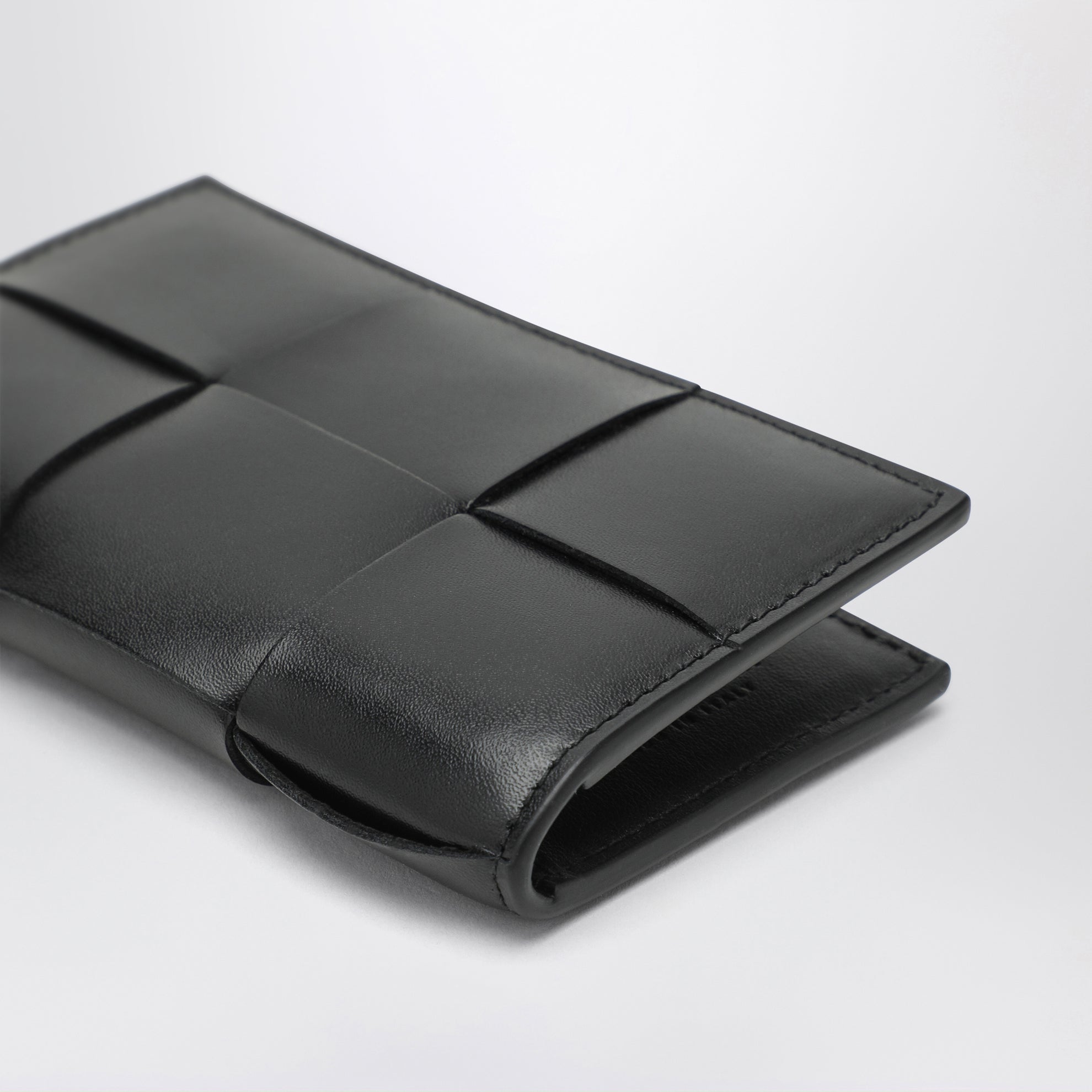 Black bifold card holder with Maxi Intreccio