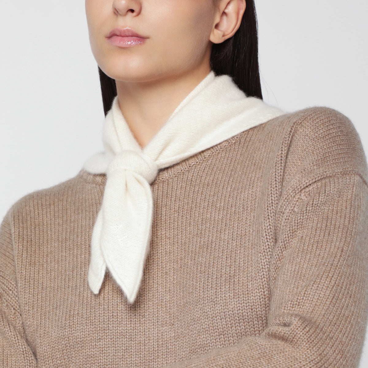 Sciarpa triangolare Bini color vaniglia in cashmere biologico
