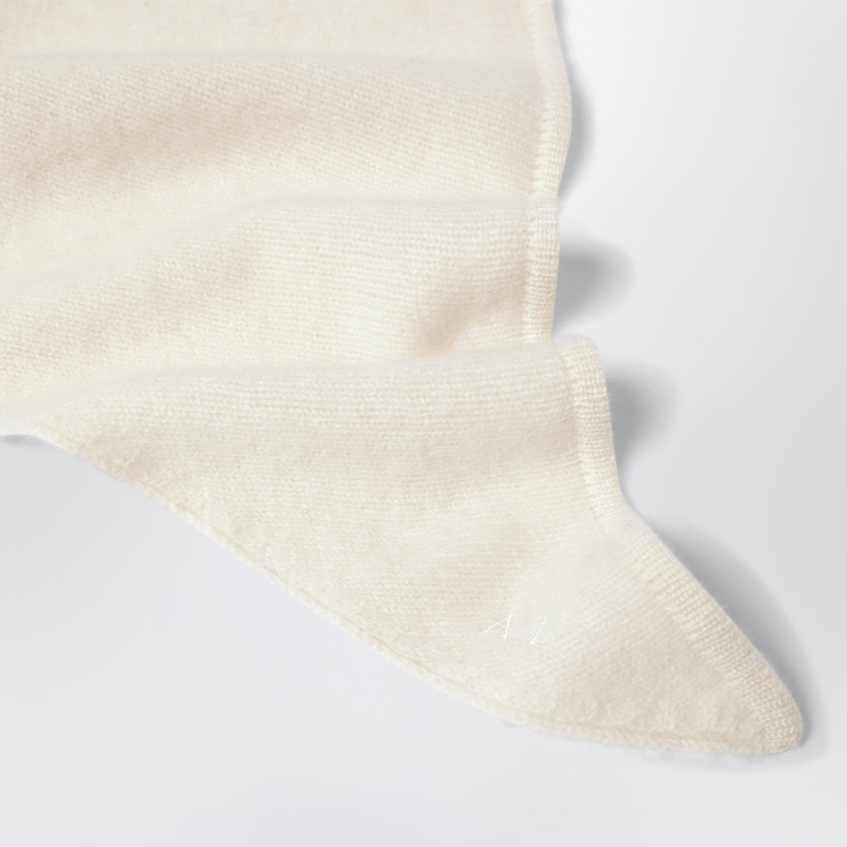 Sciarpa triangolare Bini color vaniglia in cashmere biologico