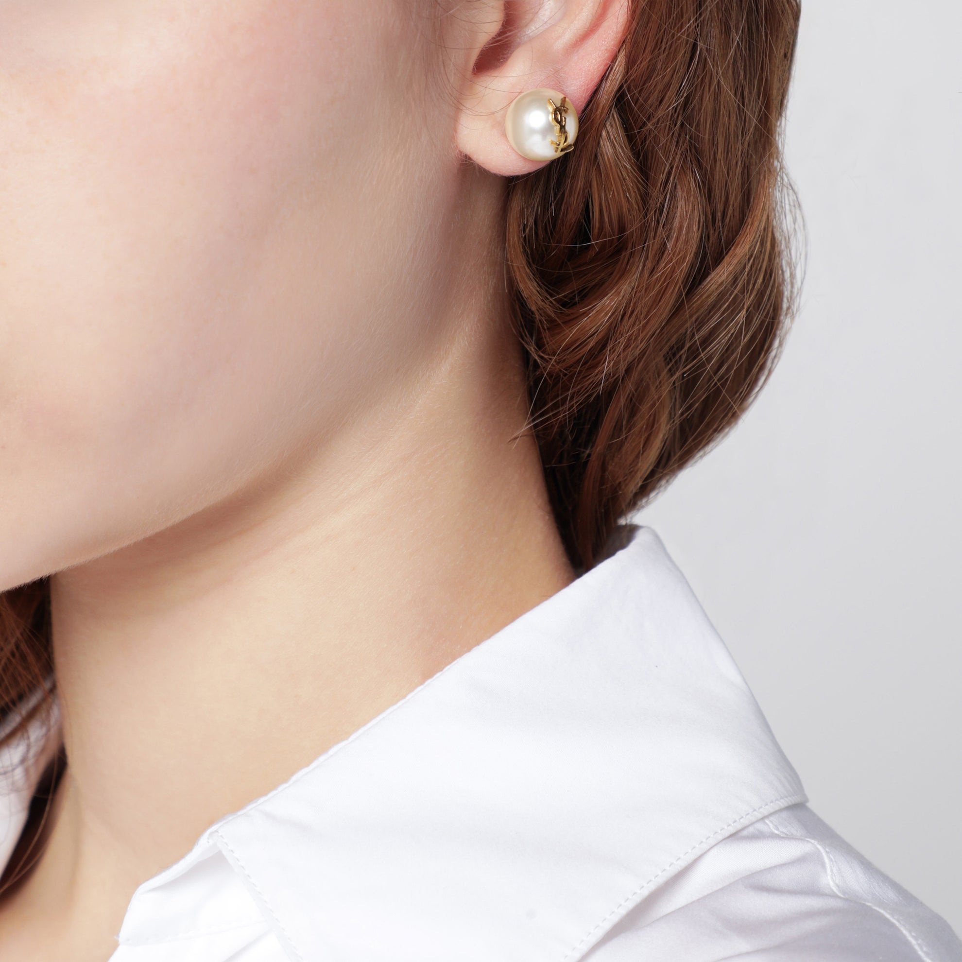 Orecchini asimmetrici con perla e logo Cassandre