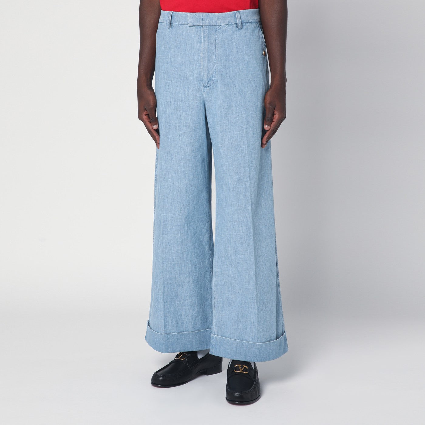 Jeans ampio azzurro con risvolto