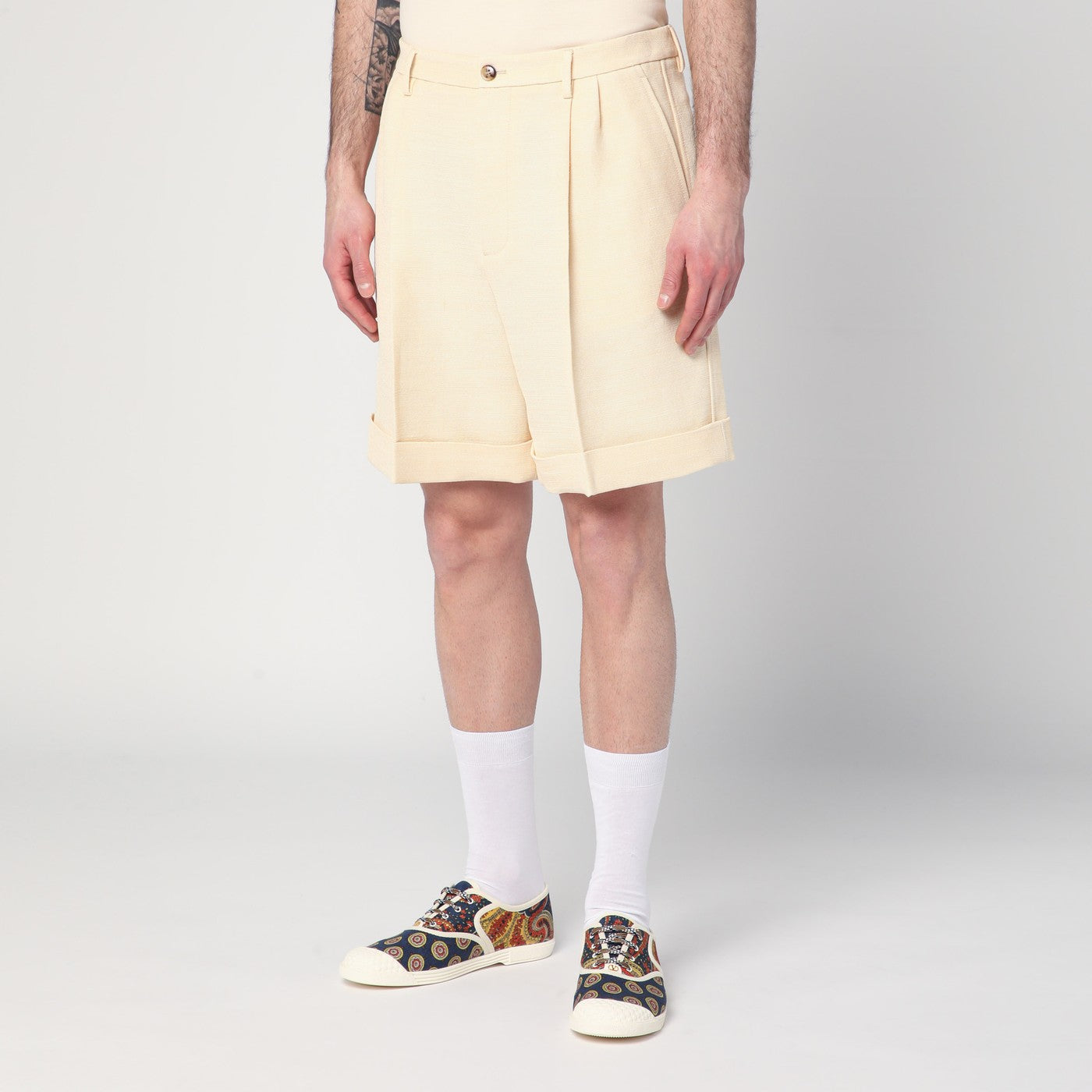 Bermuda color burro con risvolto