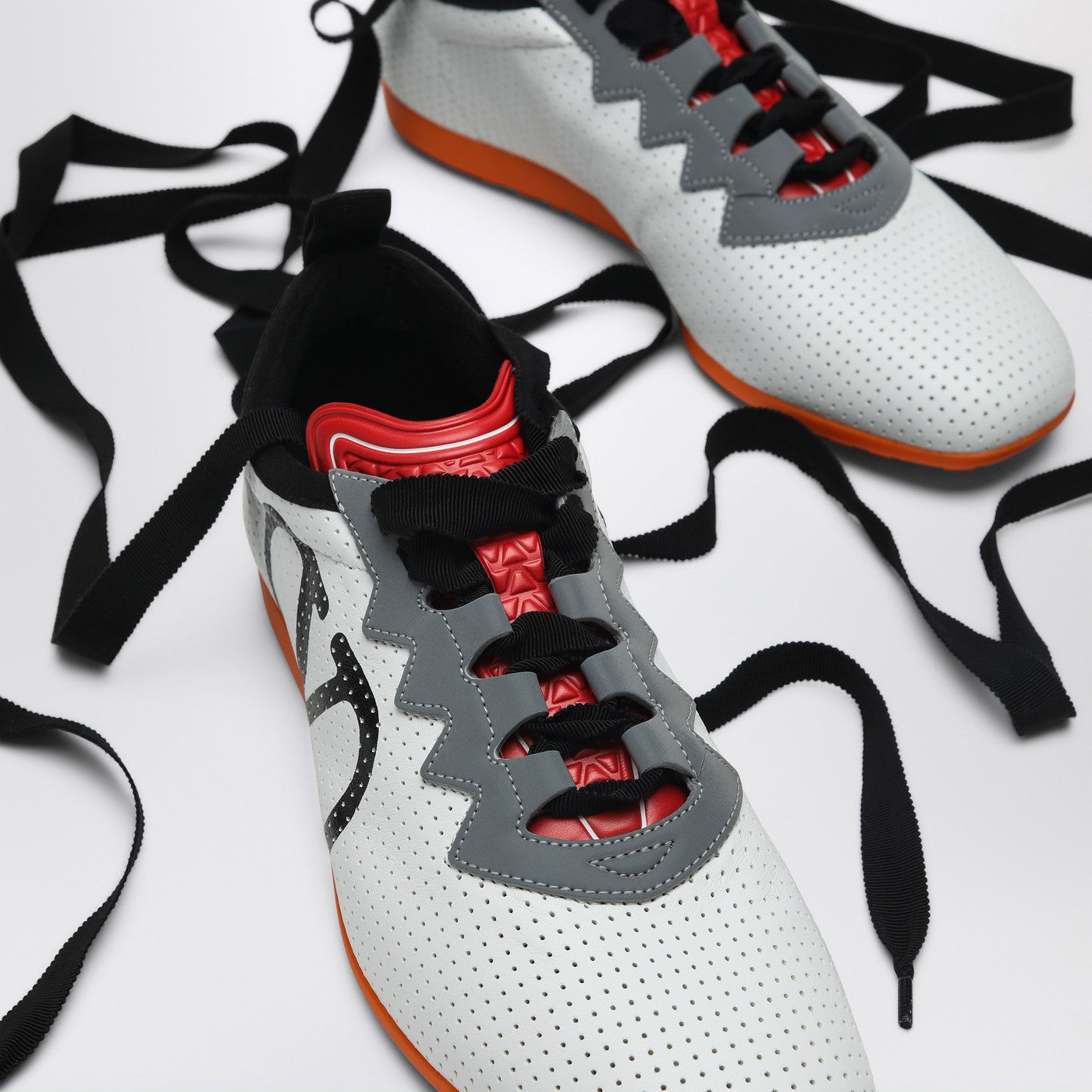 Sneakers Chromathon bianca in nappa traforata