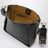 Borsa a tracolla quadrata nera con logo