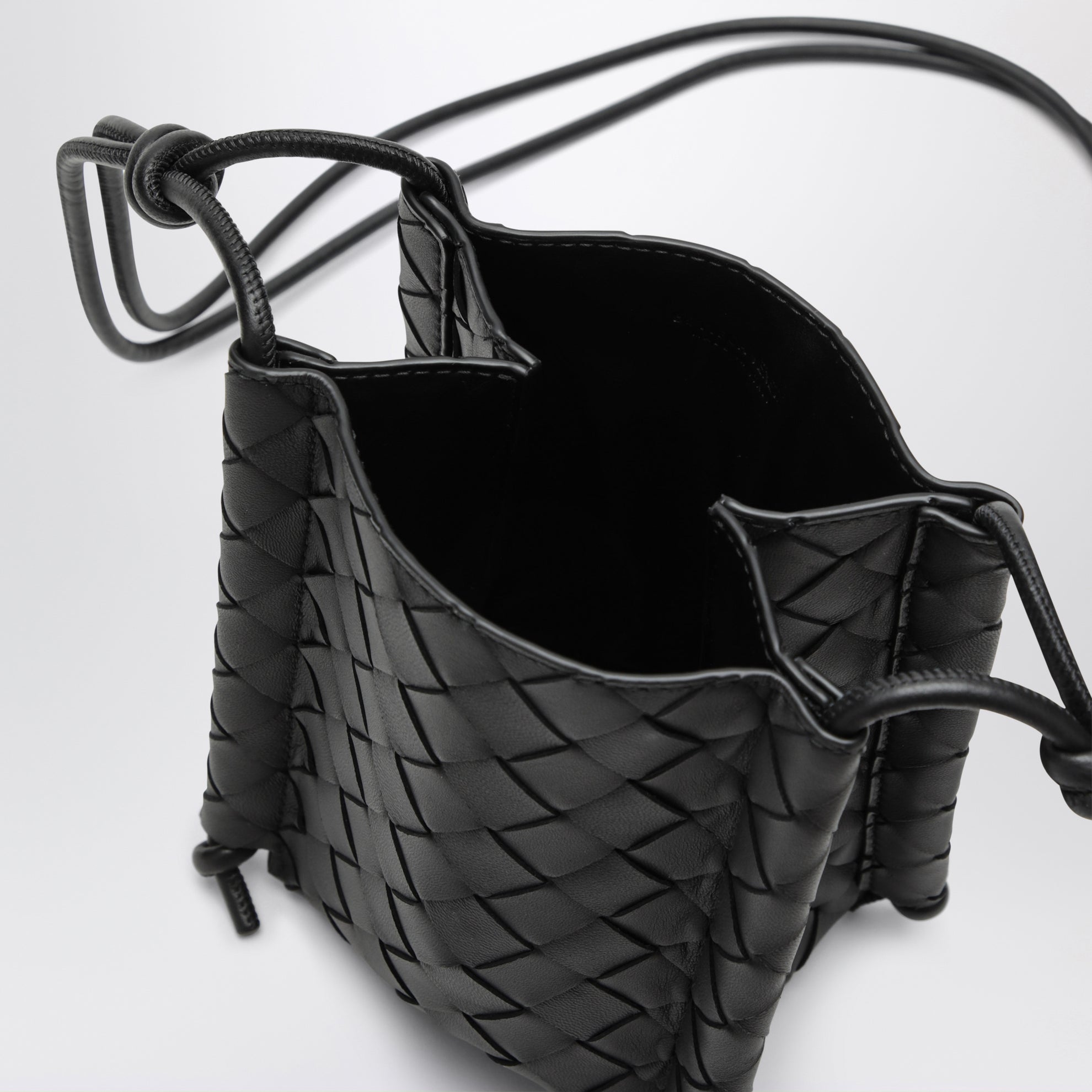 Borsa a tracolla nera in Intrecciato
