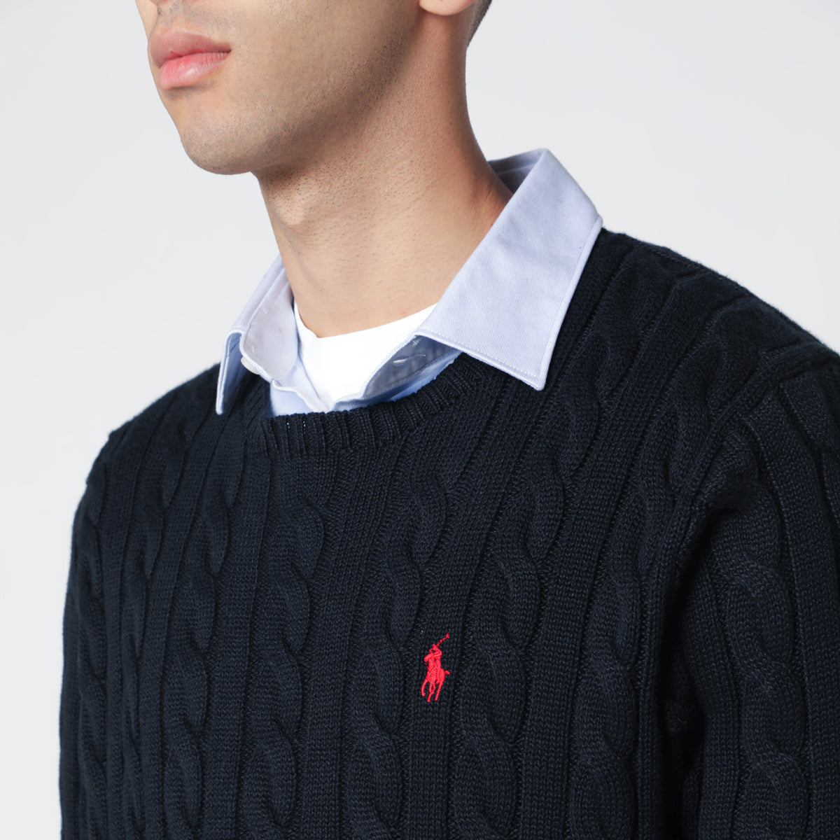 Marineblauer Baumwollpullover mit Zopfmuster