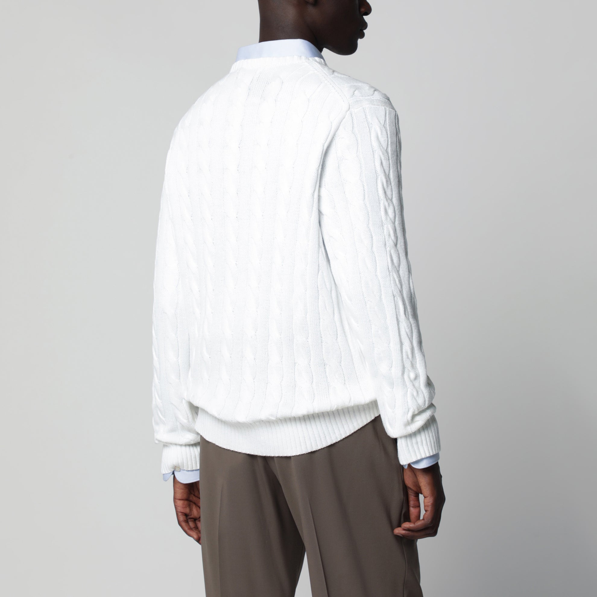 Weißer Baumwollpullover mit Zopfmuster
