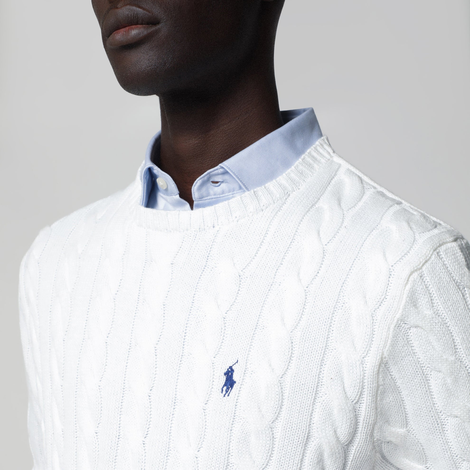Weißer Baumwollpullover mit Zopfmuster
