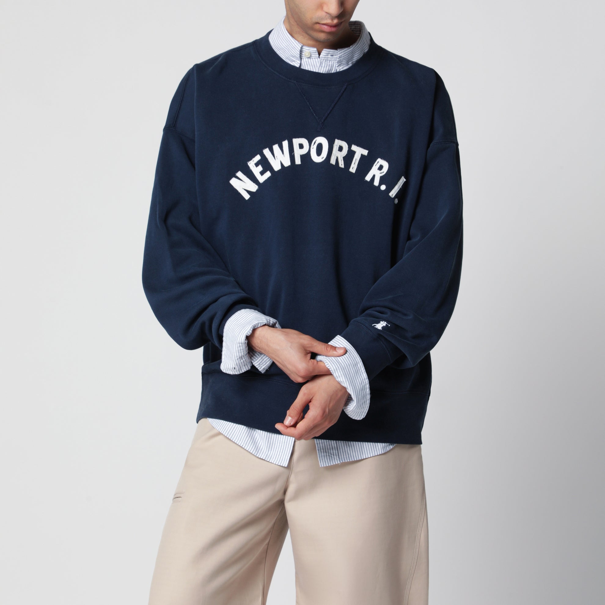 Navy sweatshirt with embroidery Vintage-Fit