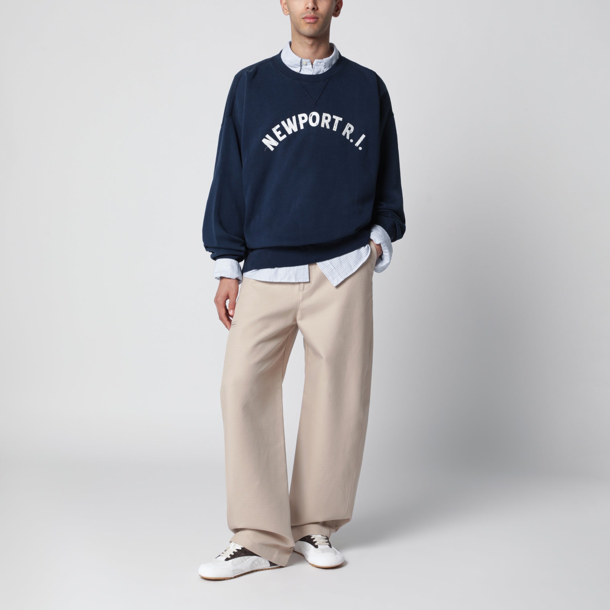 Navy sweatshirt with embroidery Vintage-Fit