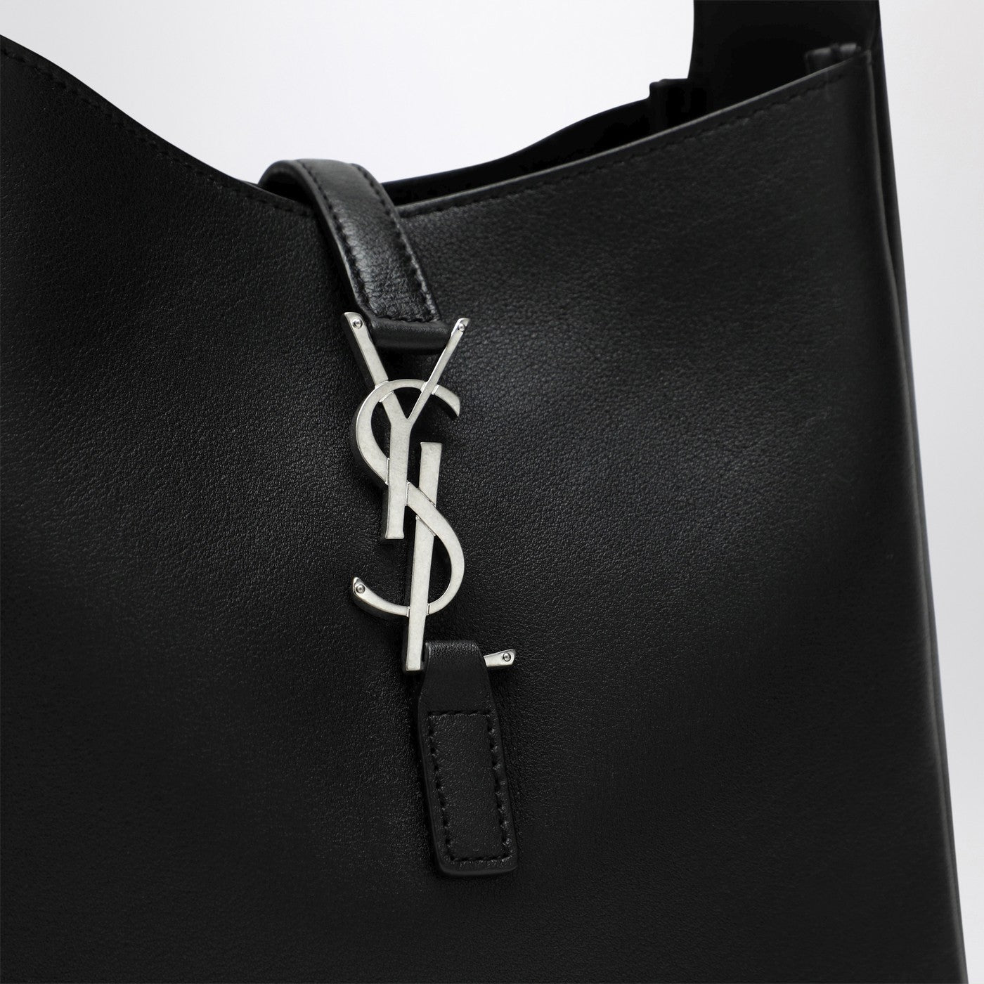 Small black Le 5 À 7 leather bag