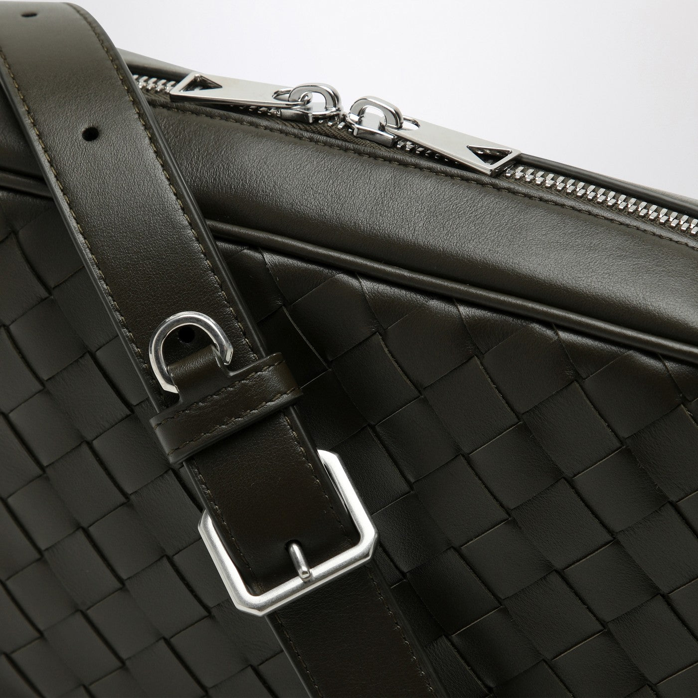 Camera bag in Intrecciato kaki