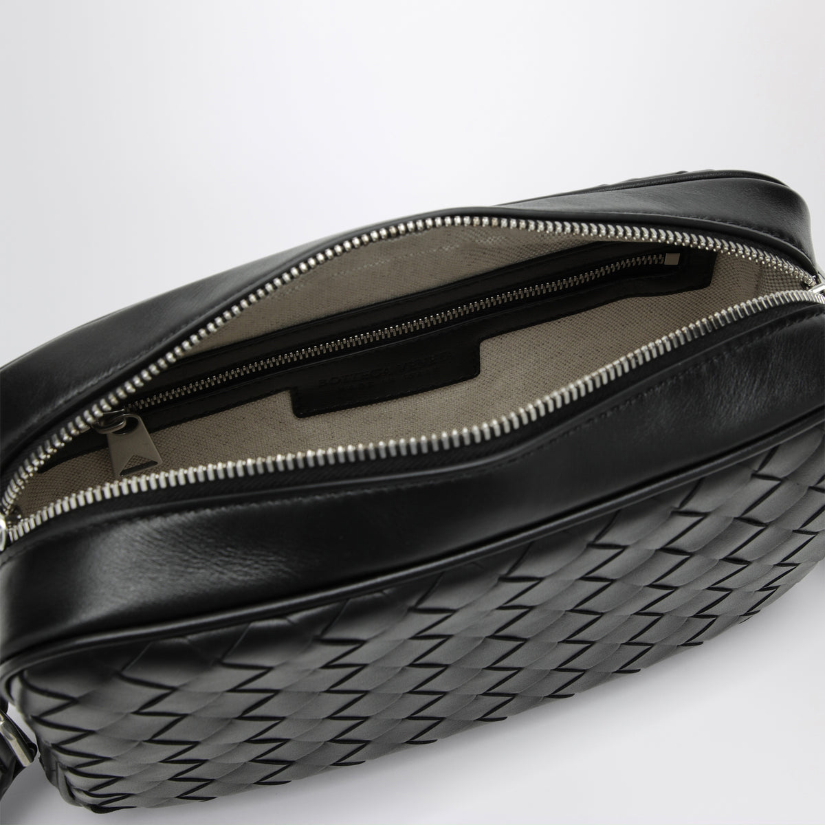 Schwarze Camera Bag aus Intrecciato