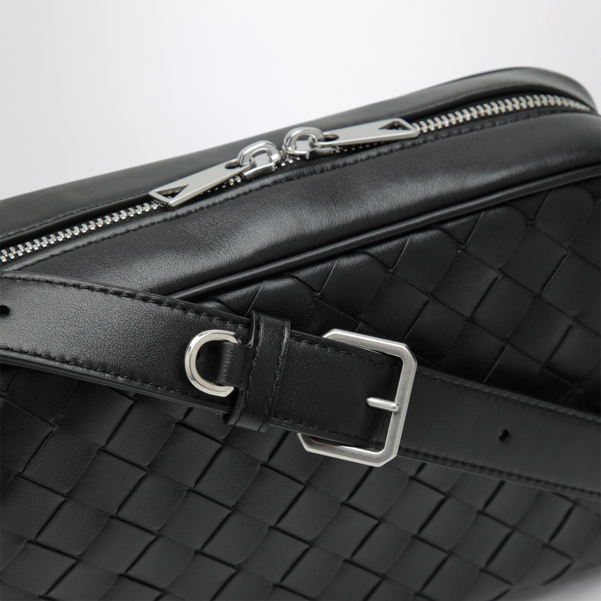 Schwarze Camera Bag aus Intrecciato